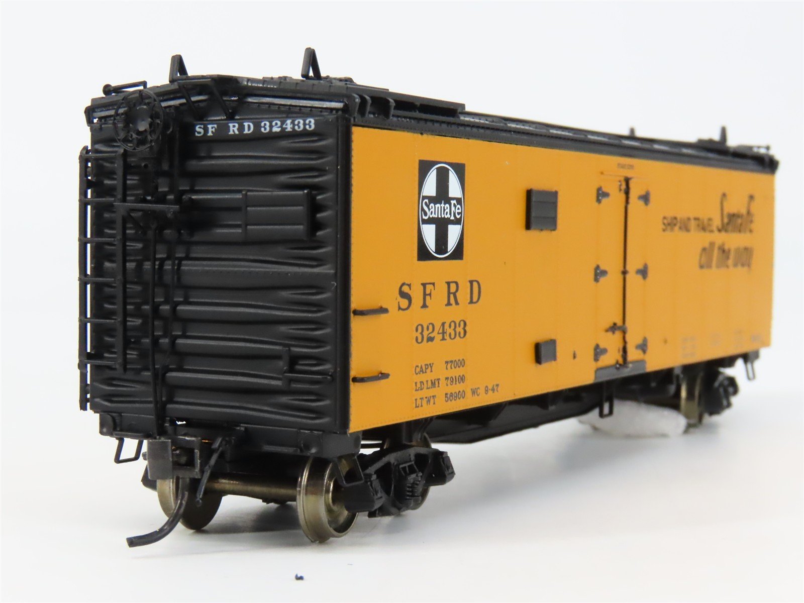 HO Scale InterMountain 46109-22 SFRD Santa Fe Reefer 32433 RTR