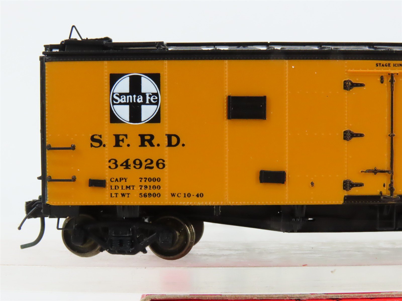 HO Scale InterMountain 46106-19 SFRD Santa Fe Reefer 34926 RTR