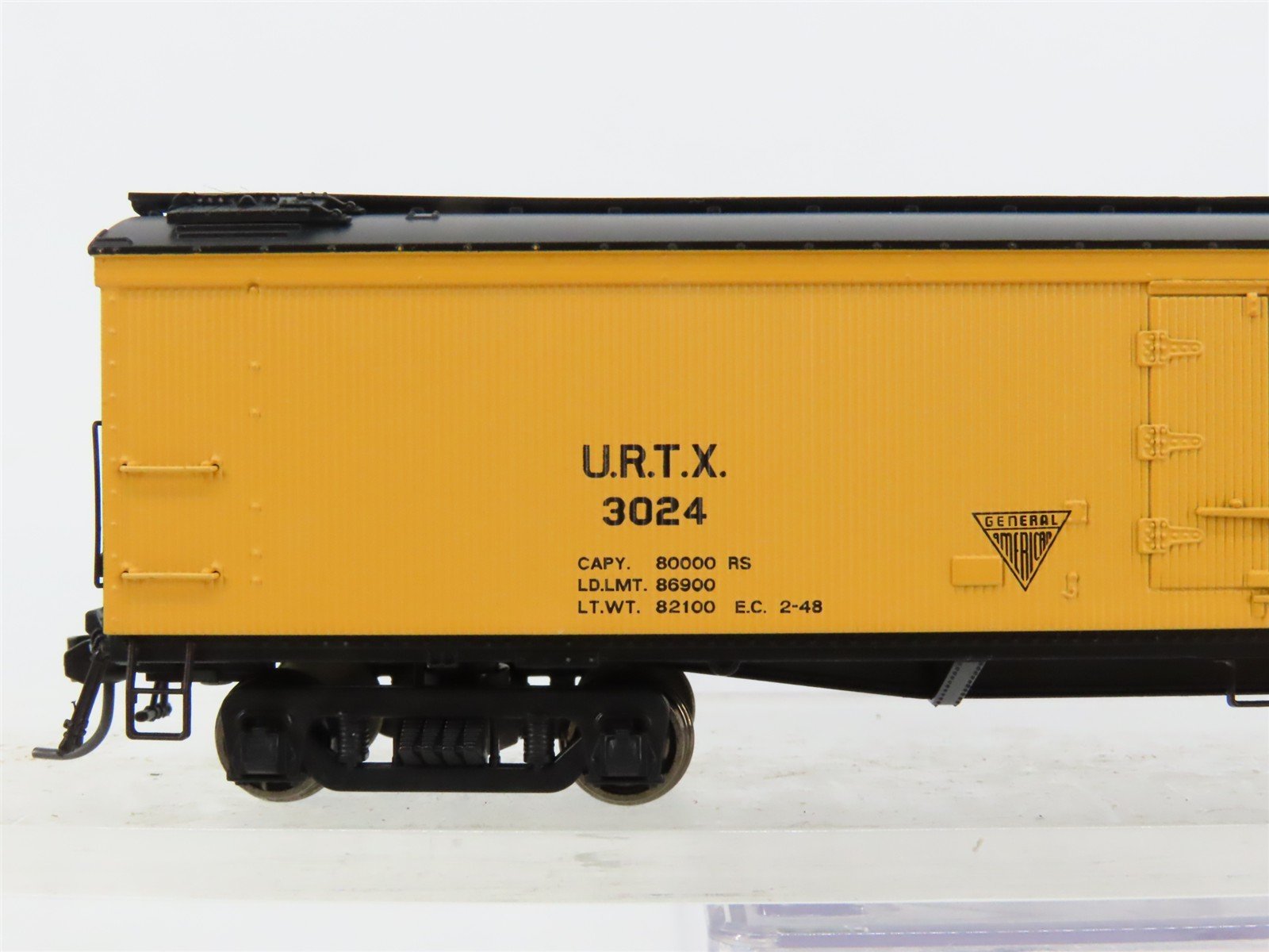 HO Scale Broadway Limited Imports 1846 URTX Reefer 3024 RTR