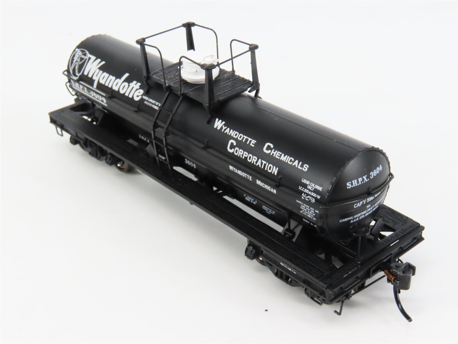 HO Scale Broadway Limited Imports 6177 6000 Gal. Chlorine Tank Car 4-Pack RTR