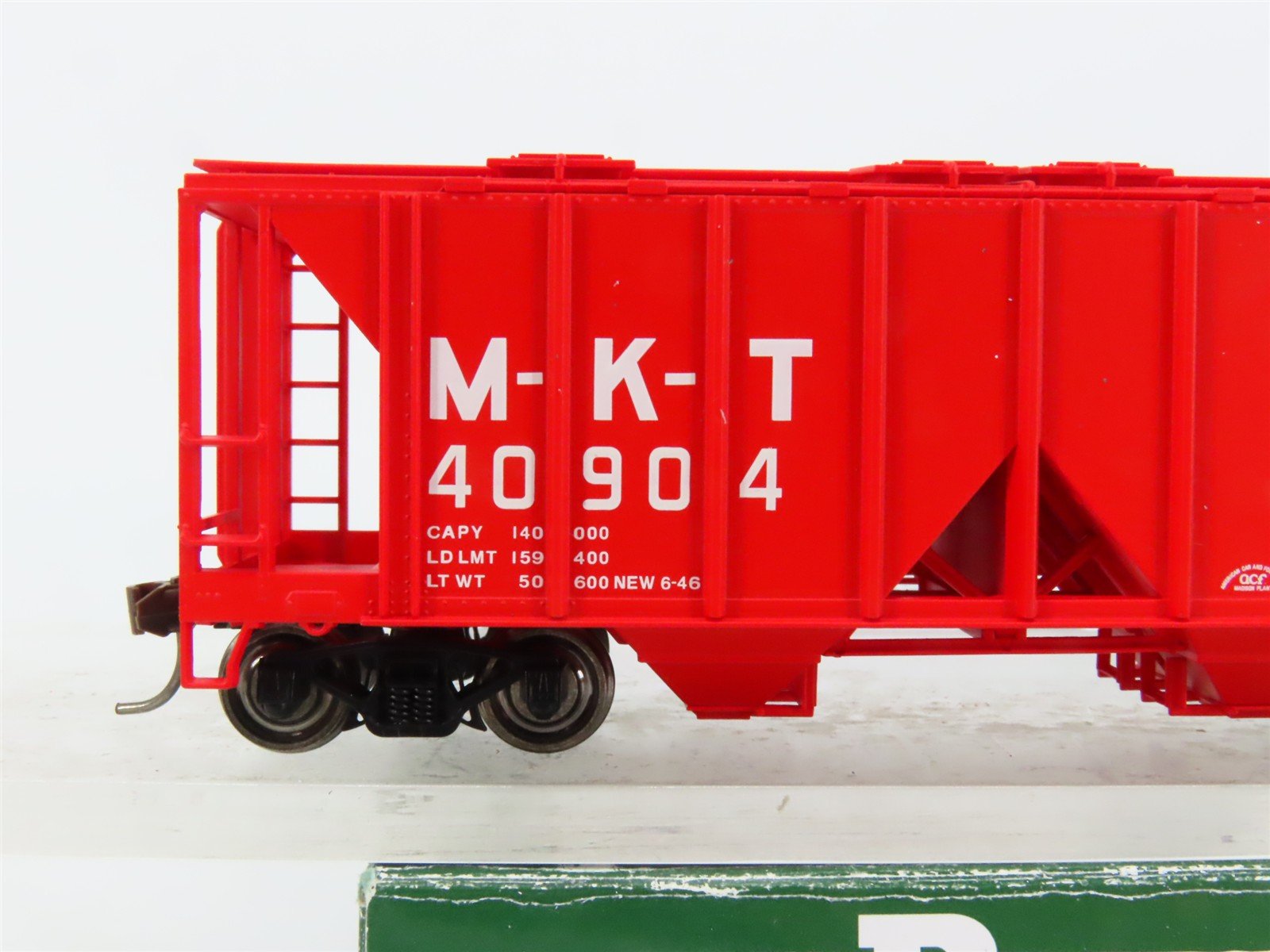 HO Scale Bowser 41323 MKT Missouri-Kansas-Texas 2-Bay Covered Hopper 40904 RTR