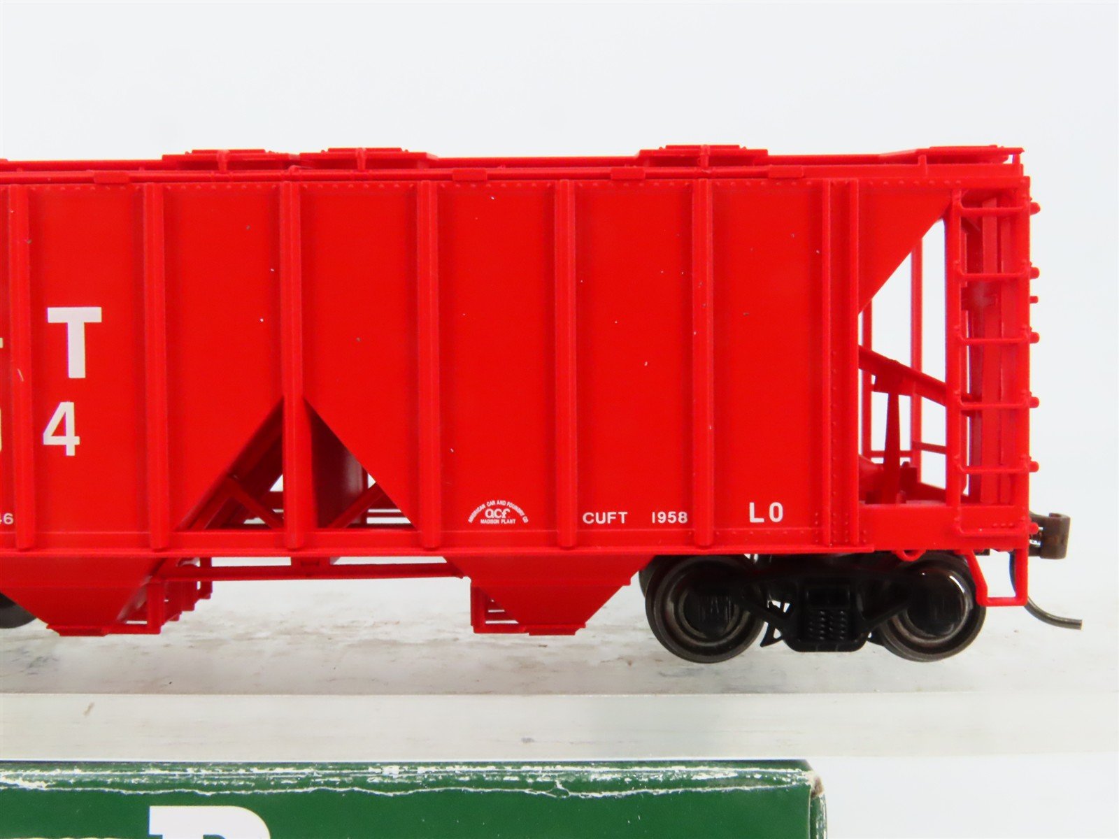 HO Scale Bowser 41323 MKT Missouri-Kansas-Texas 2-Bay Covered Hopper 40904 RTR