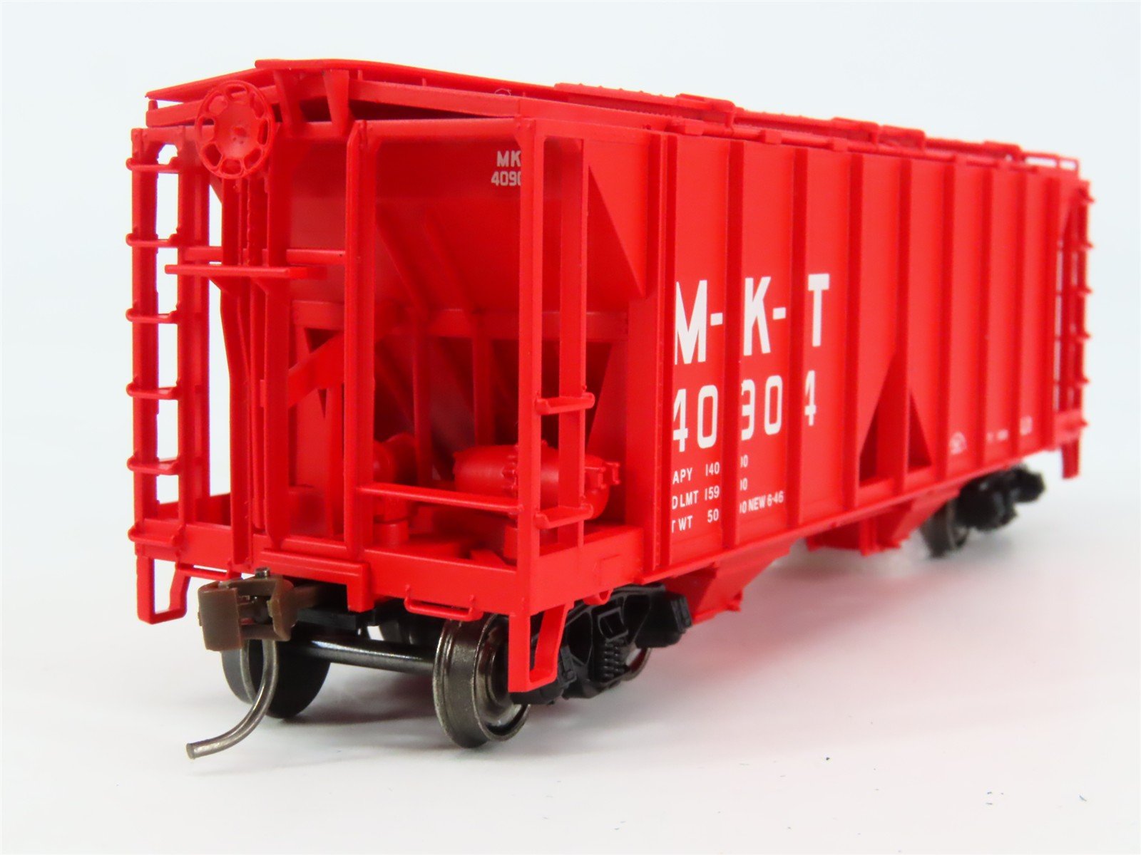 HO Scale Bowser 41323 MKT Missouri-Kansas-Texas 2-Bay Covered Hopper 40904 RTR