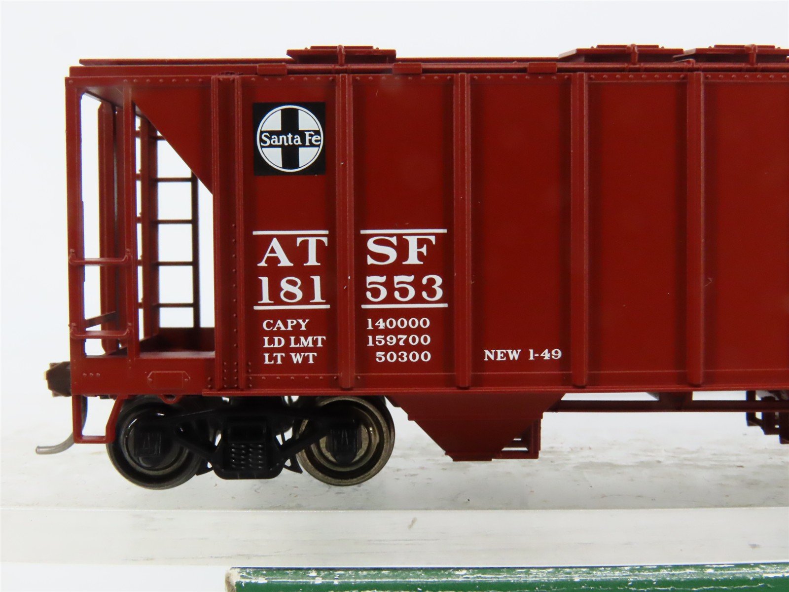 HO Scale Bowser 41308 ATSF Santa Fe 2-Bay Covered Hopper 181553 RTR