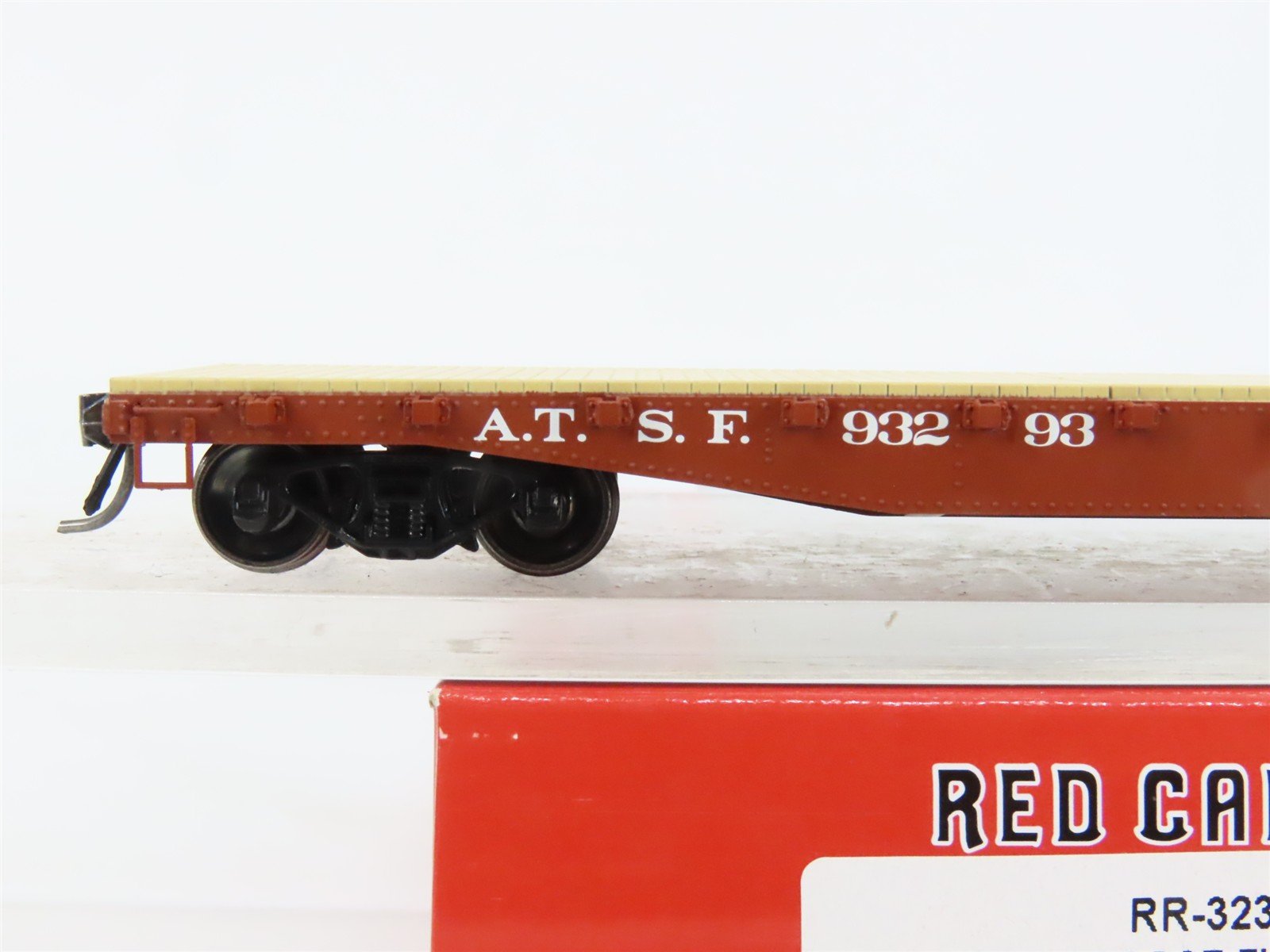 HO Scale Red Caboose RR-32301-22 ATSF Santa Fe 40' Fishbelly Flat Car 93293 RTR