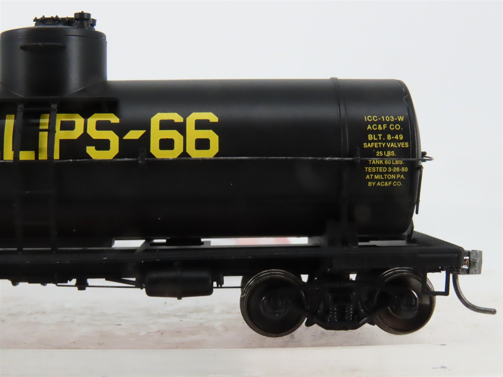 HO Scale Red Caboose RR-33046-19 PSPX Phillips 66 Tank Car 20022 RTR