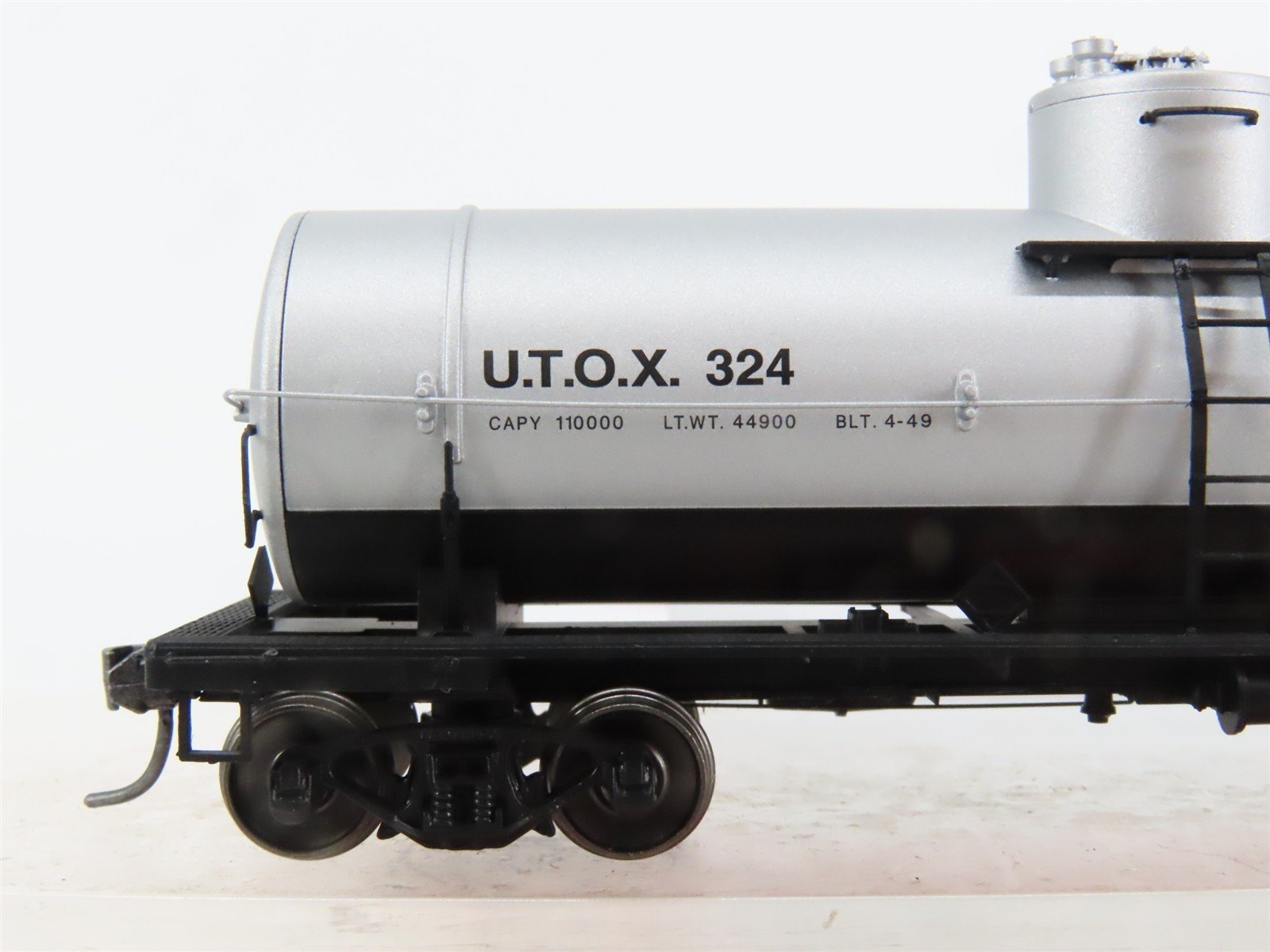 HO Scale Red Caboose RR-33051-11* UTOX Standard Oil Tank Car 324 RTR
