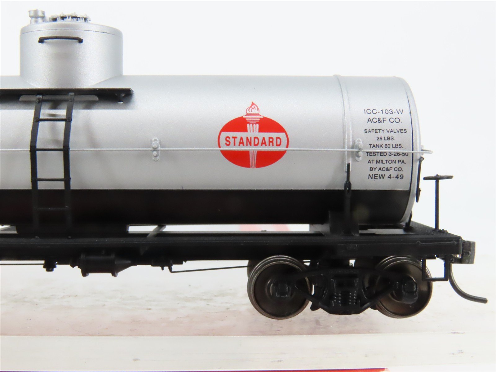 HO Scale Red Caboose RR-33051-11* UTOX Standard Oil Tank Car 324 RTR