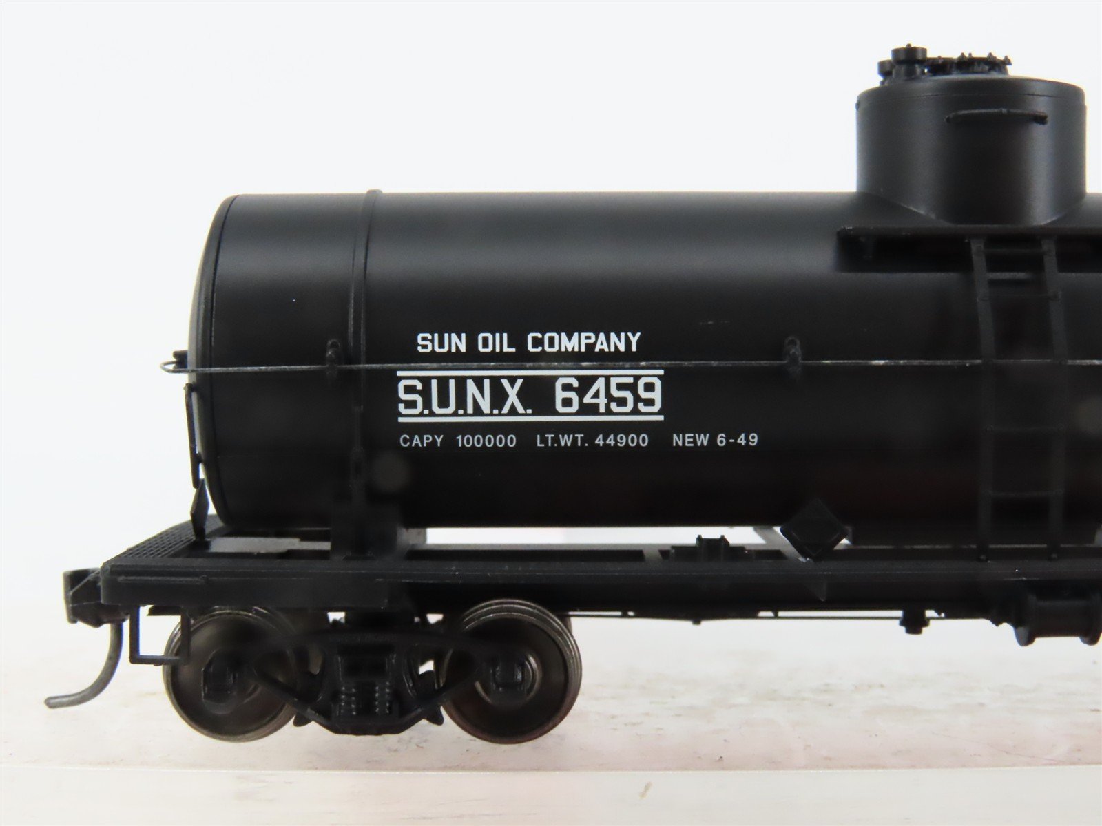 HO Scale Red Caboose RR-33011-49 SUNX Sunoco Tank Car 6459 RTR