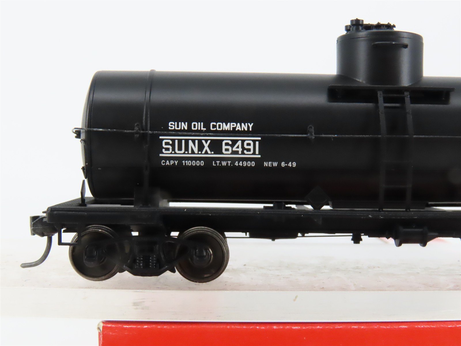HO Scale Red Caboose RR-33010-54* SUNX Sunoco Tank Car 6491 RTR