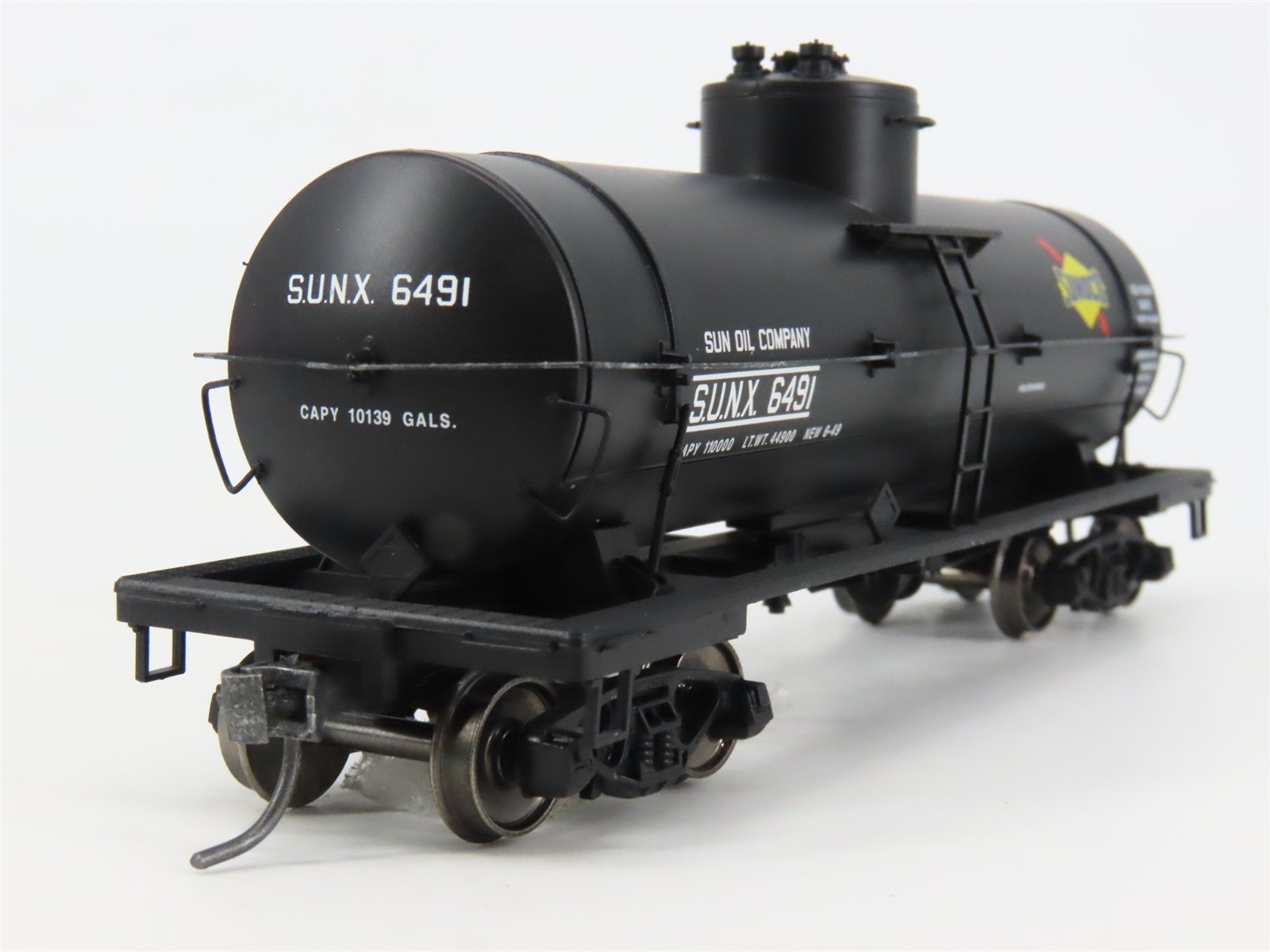 HO Scale Red Caboose RR-33010-54* SUNX Sunoco Tank Car 6491 RTR