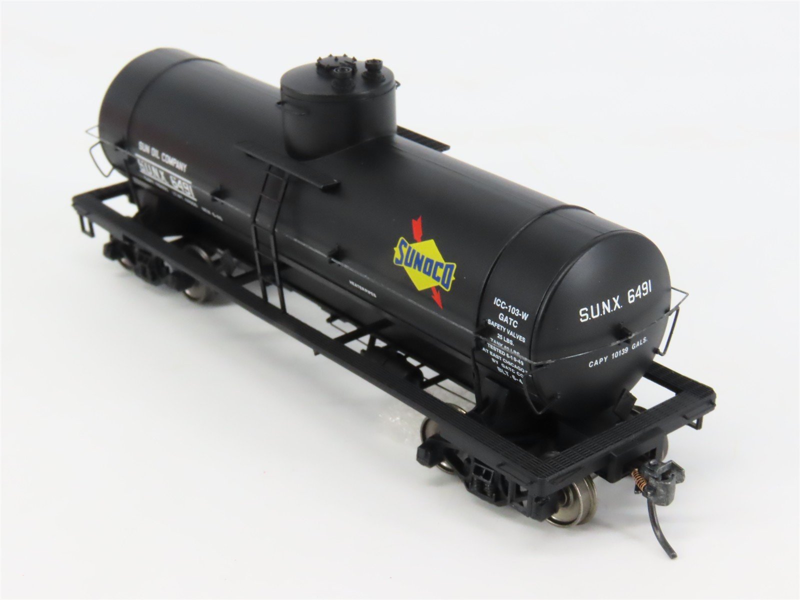 HO Scale Red Caboose RR-33010-54* SUNX Sunoco Tank Car 6491 RTR
