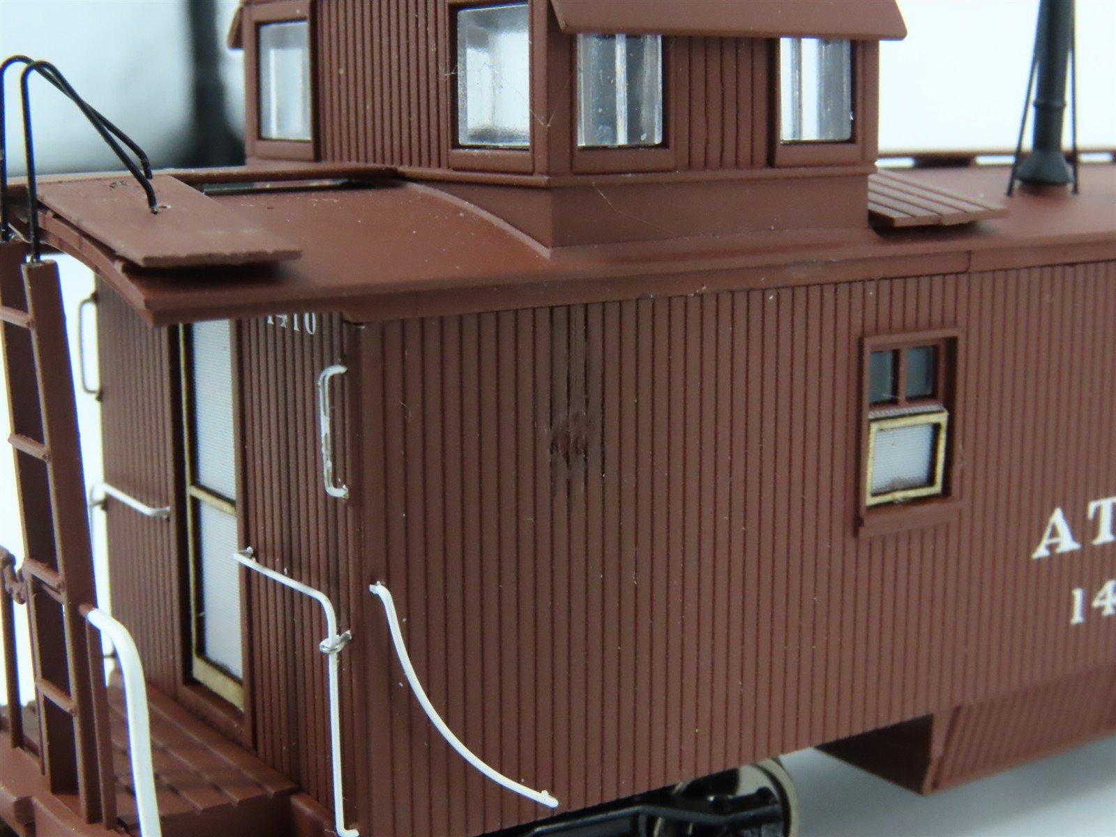 HO Scale Walthers Platinum Line 932-7586 ATSF Santa Fe Wood Caboose #1410