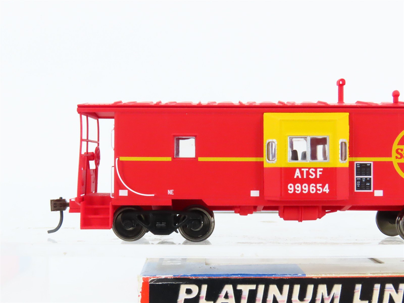 HO Scale Walthers Platinum Line 932-7626 ATSF Santa Fe Bay Window Caboose 999654