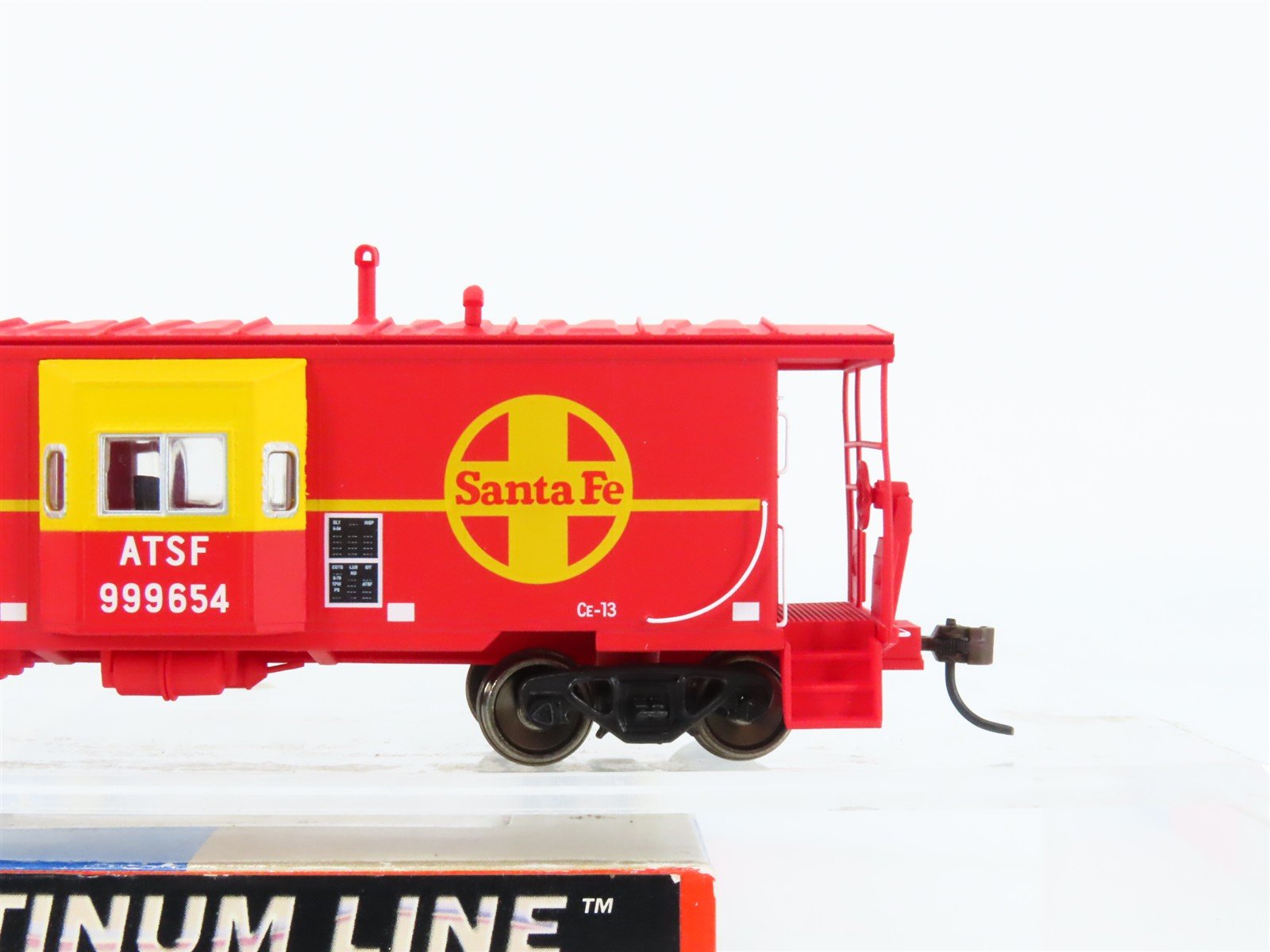 HO Scale Walthers Platinum Line 932-7626 ATSF Santa Fe Bay Window Caboose 999654