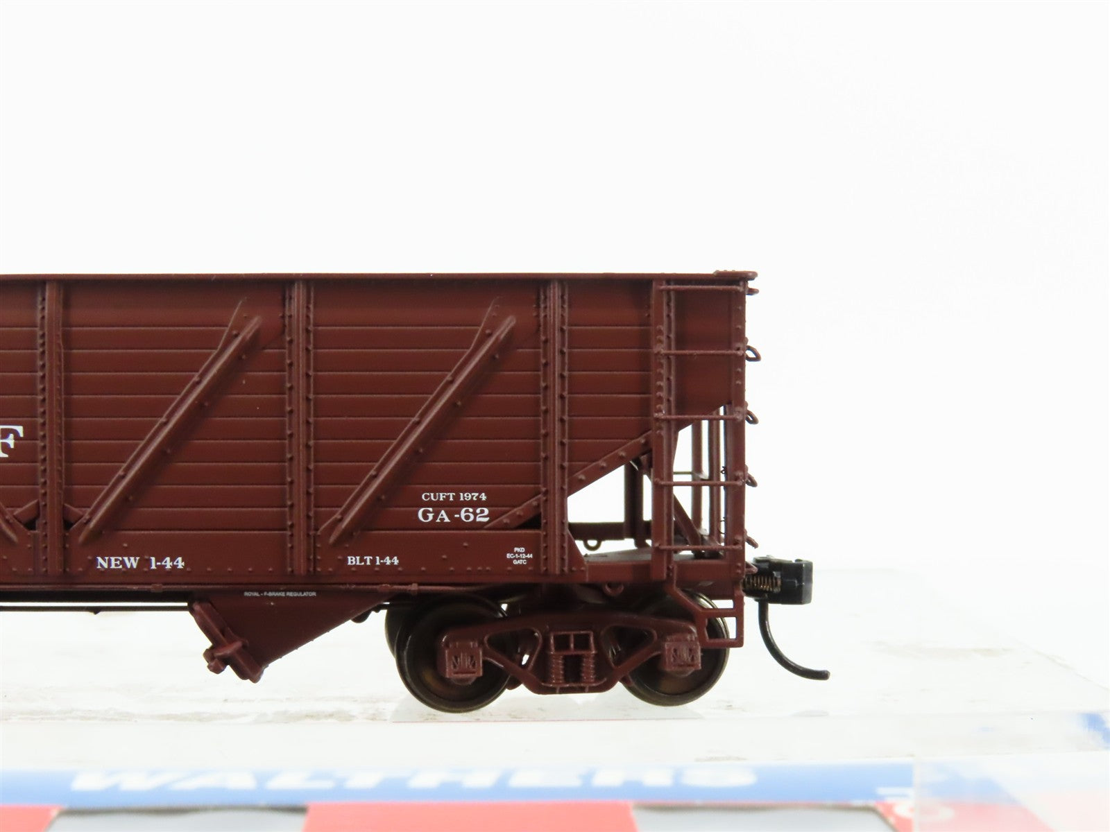 HO Scale Walthers Platinum Line 932-342301 ATSF Santa Fe 2-Bay Open Hopper 3-Pk.