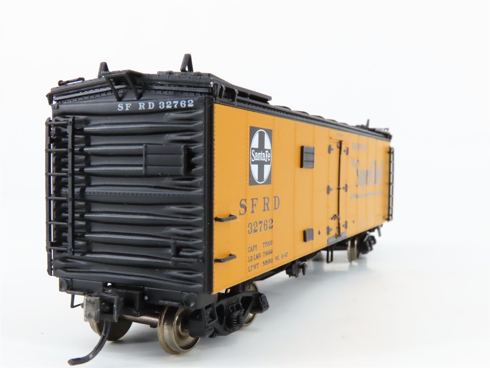 HO Scale Intermountain 46109-23 SFRD Santa Fe Super Chief Reefer Car #32762