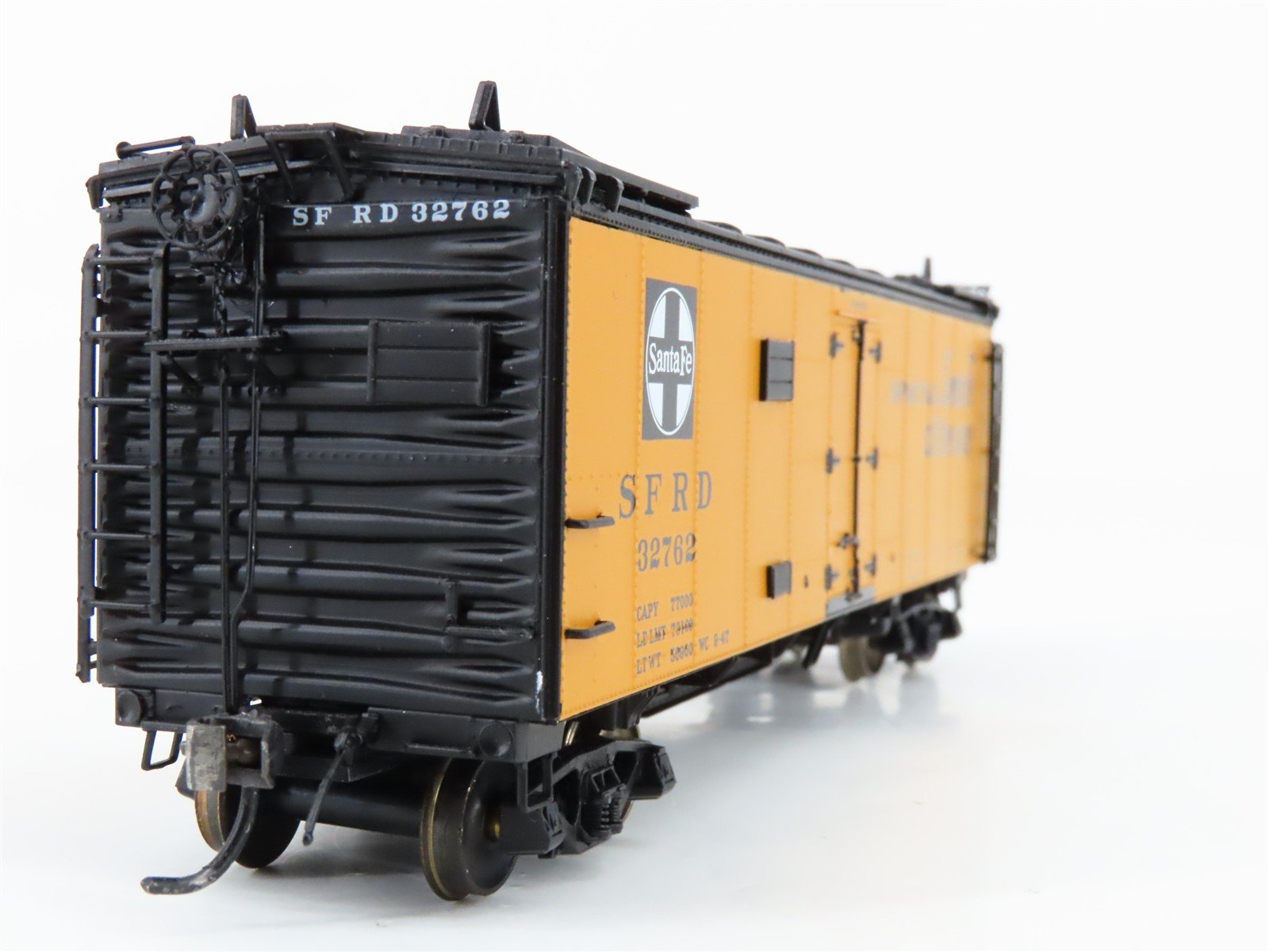 HO Scale Intermountain 46109-23 SFRD Santa Fe Super Chief Reefer Car #32762