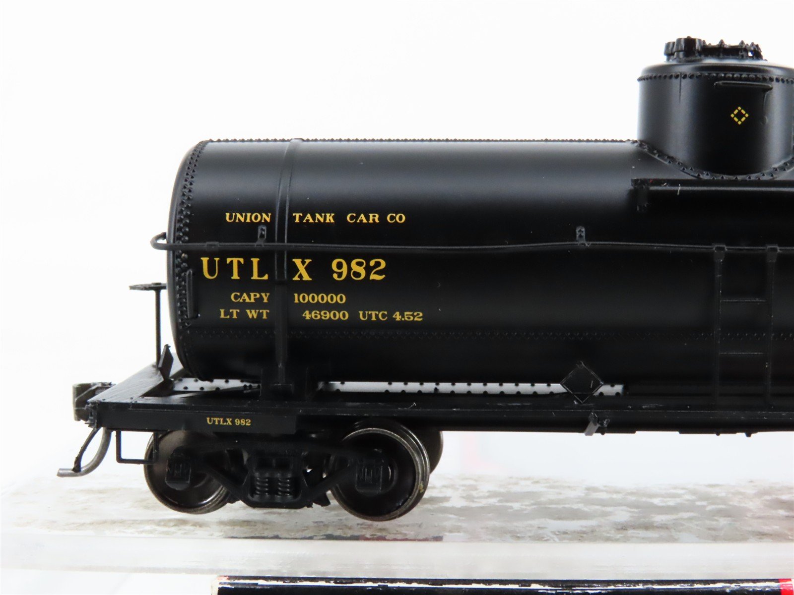 HO Scale Intermountain 46209-37 UTLX Union Tank Co Single Dome Tankcar #982
