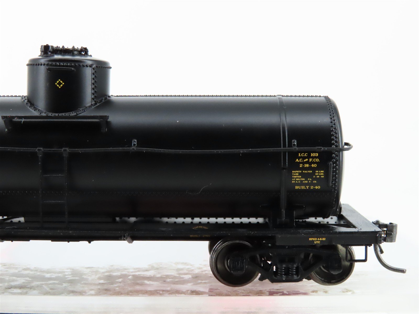 HO Scale Intermountain 46209-37 UTLX Union Tank Co Single Dome Tankcar #982