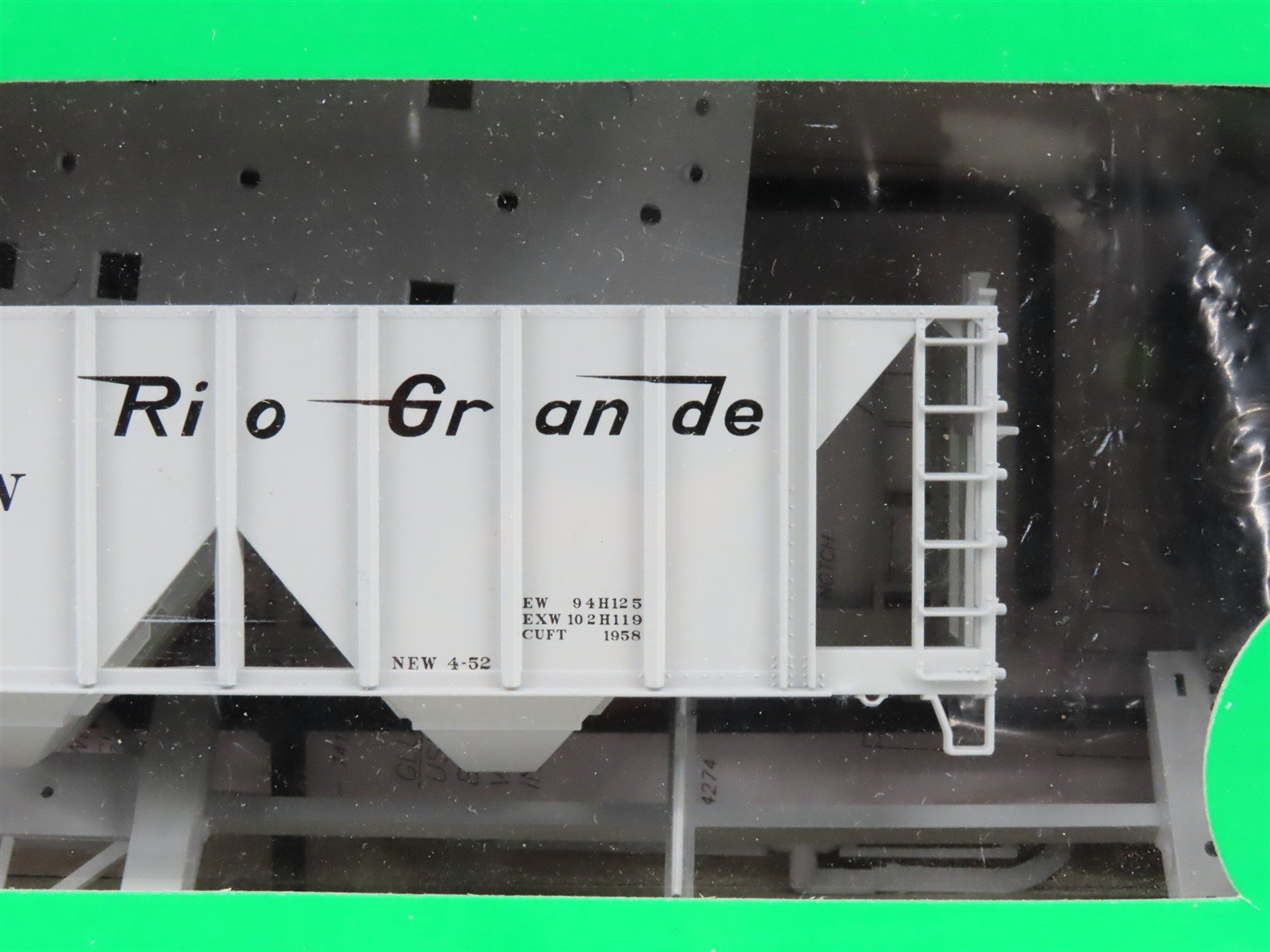HO Scale Bowser 60078 DRGW Rio Grande 70-Ton 2-Bay Cover Hopper #18405 Kit