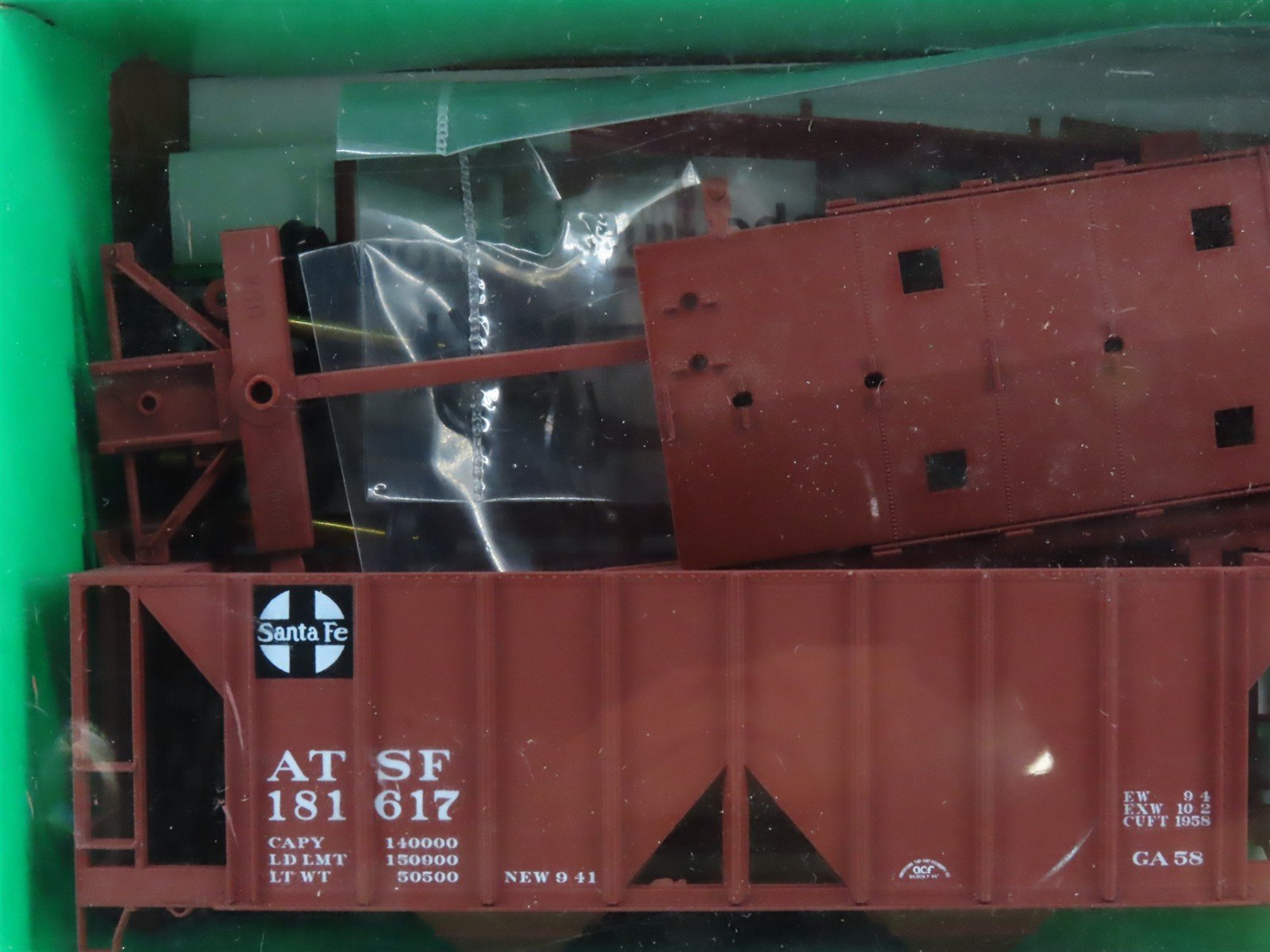 HO Scale Bowser 55626 ATSF Santa Fe 70-Ton 2-Bay Covered Hopper #181617 Kit