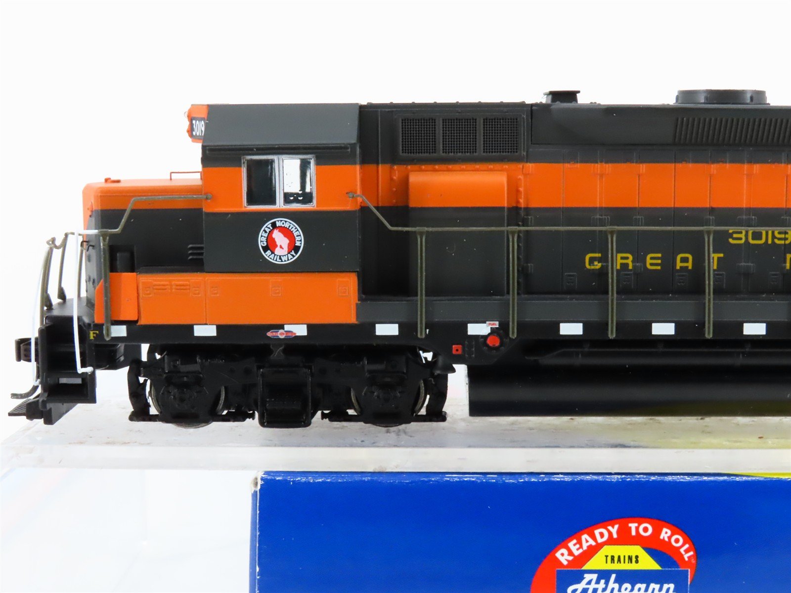 HO Scale Athearn 91727 GN Great Northern EMD GP35 Diesel #3019 - DCC Ready