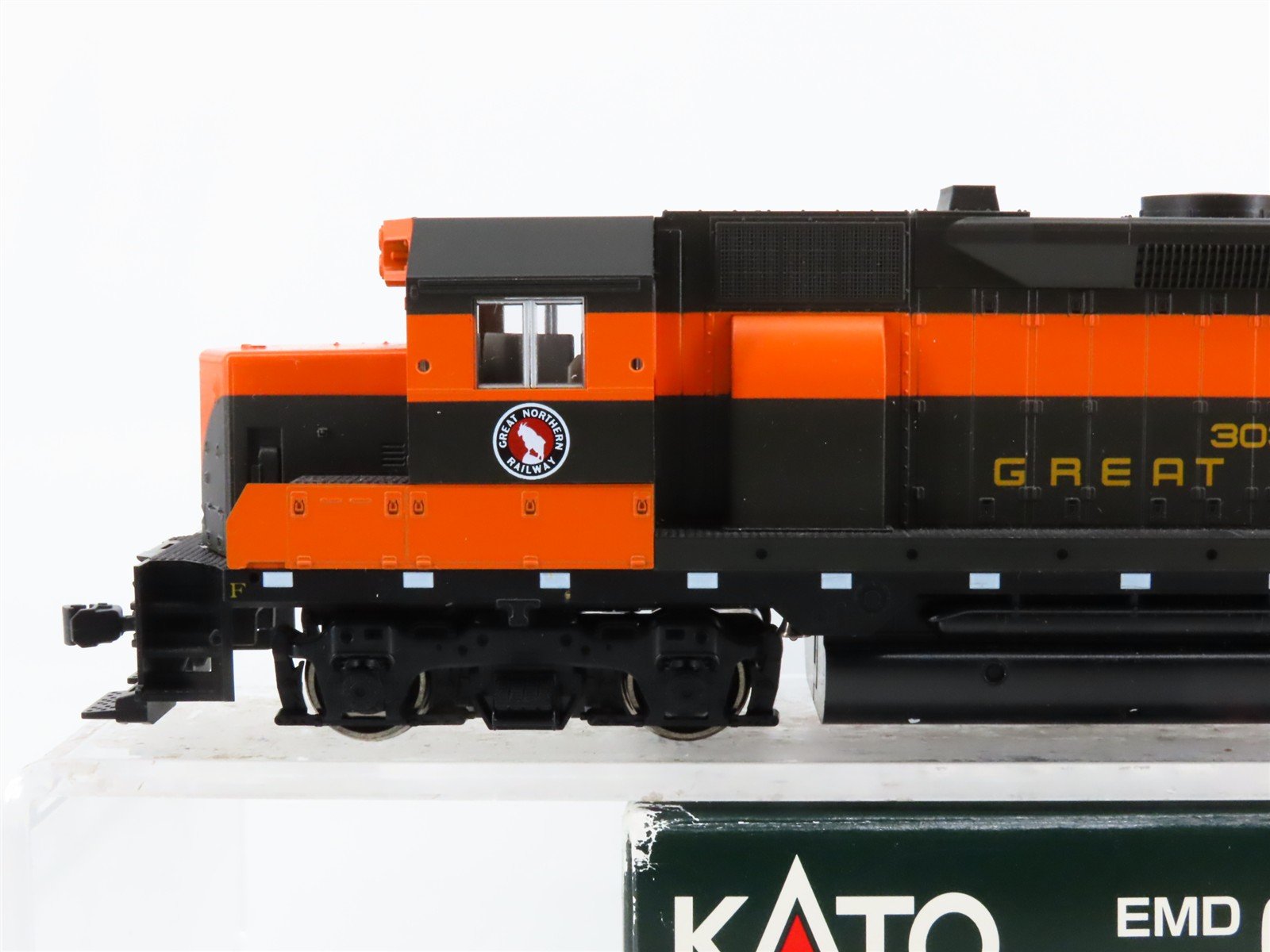 HO Scale KATO 37-3003 GN Great Northern EMD GP35 Ph. 1C Diesel #3036 - DCC Ready