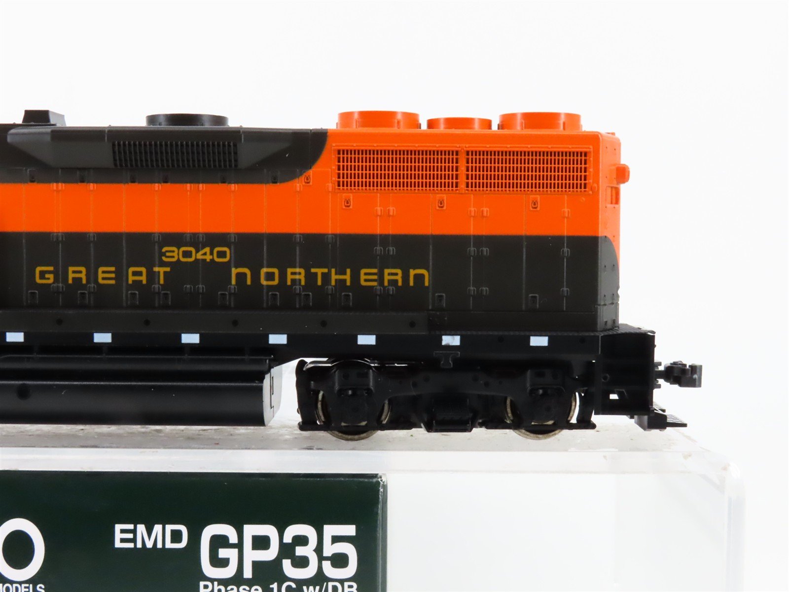 HO Scale KATO 37-3004 GN Great Northern EMD GP35 Ph. 1C Diesel #3040 - DCC Ready