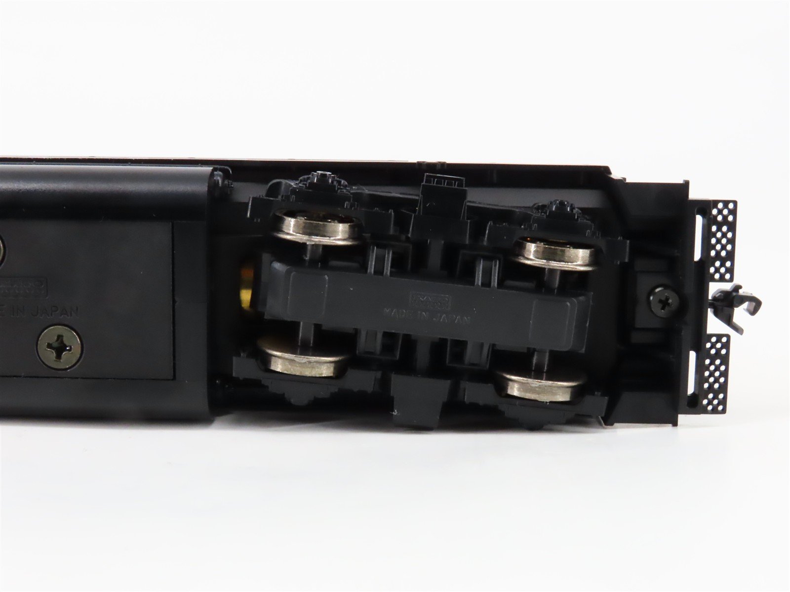 HO Scale KATO 37-3004 GN Great Northern EMD GP35 Ph. 1C Diesel #3040 - DCC Ready