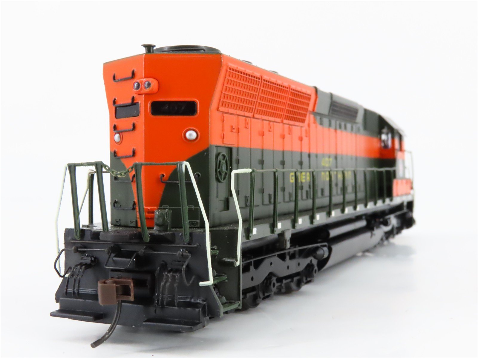 HO Scale Bachmann Spectrum 82714 GN Great Northern EMD SD45 Diesel #407 w/ DCC