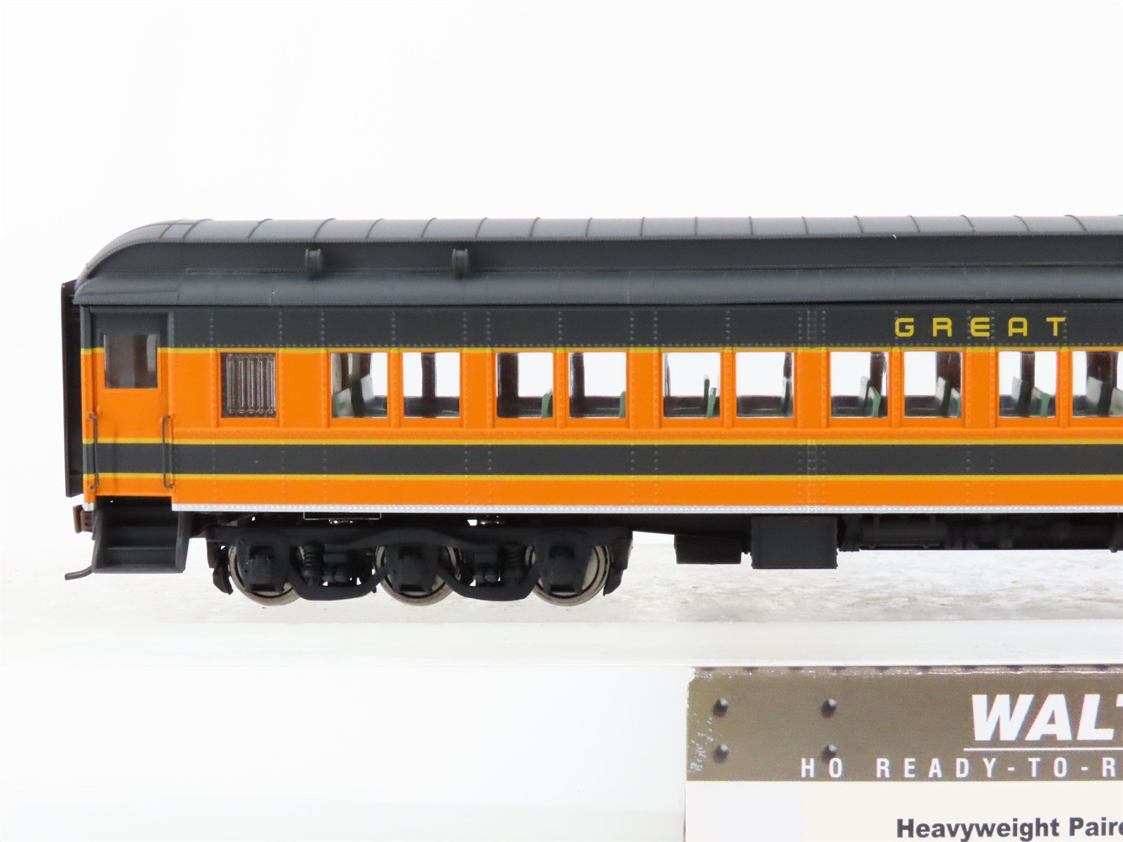 HO Scale Walthers 932-10113 GN Great Northern Paired-Window Coach Passenger Car