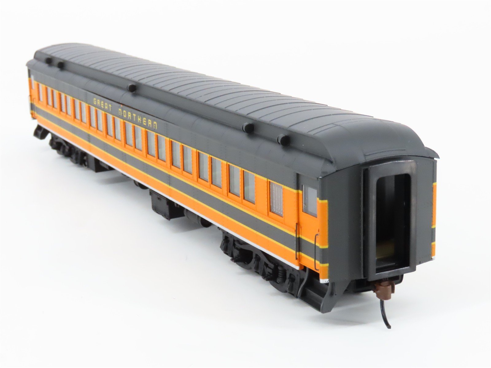 HO Scale Walthers 932-10113 GN Great Northern Paired-Window Coach Passenger Car
