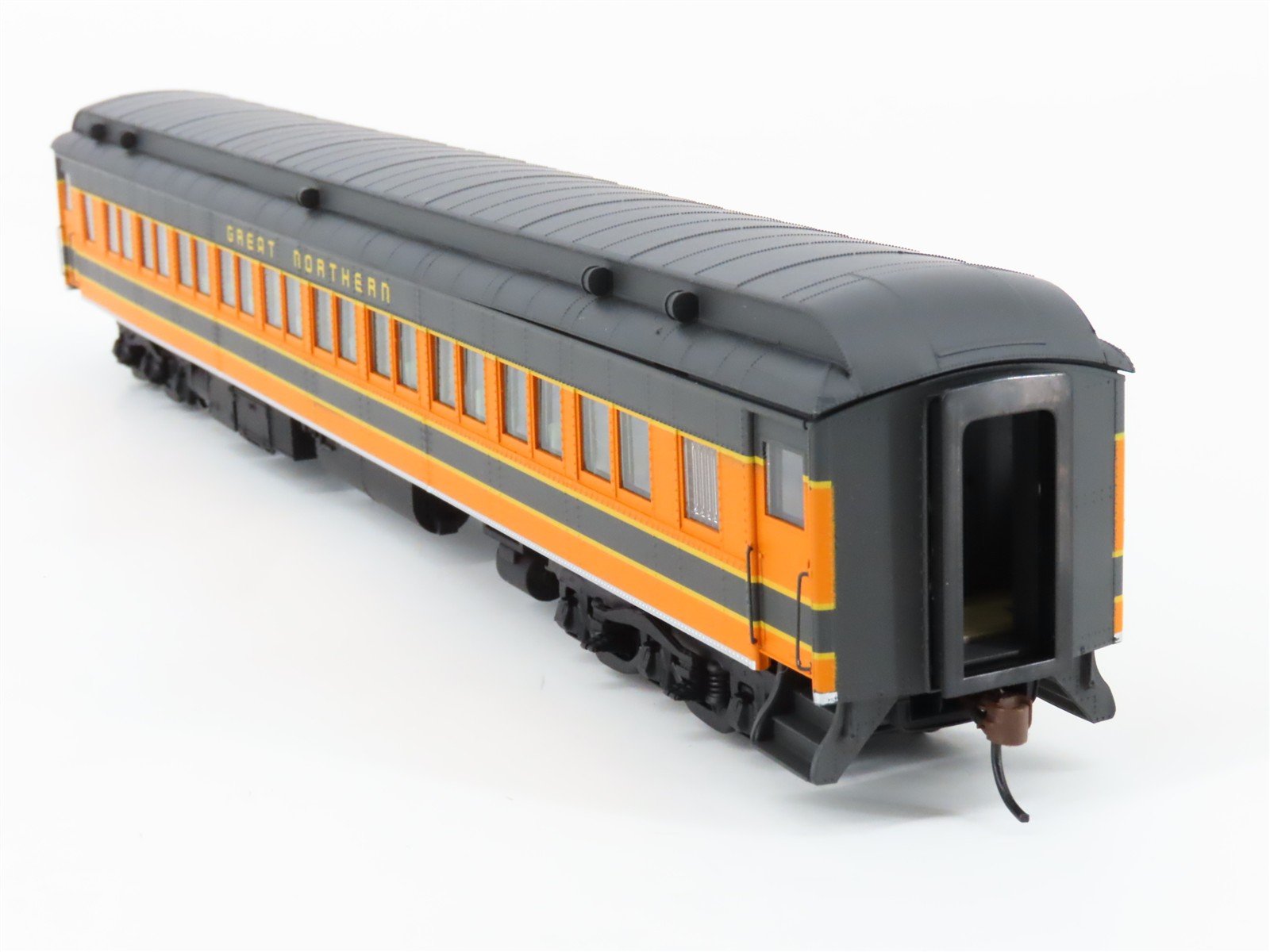 HO Scale Walthers 932-10113 GN Great Northern Paired-Window Coach Passenger Car