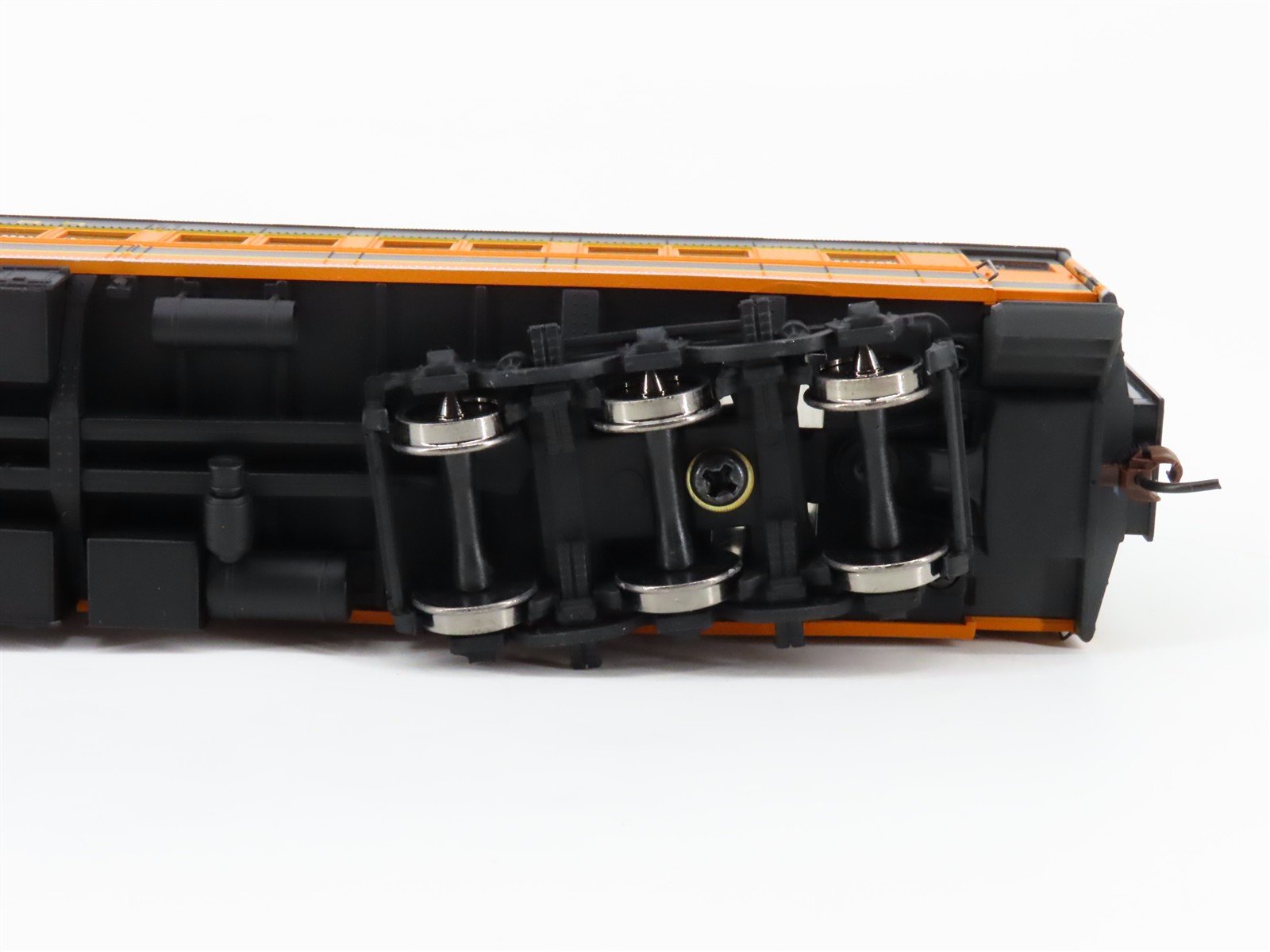 HO Scale Walthers 932-10113 GN Great Northern Paired-Window Coach Passenger Car