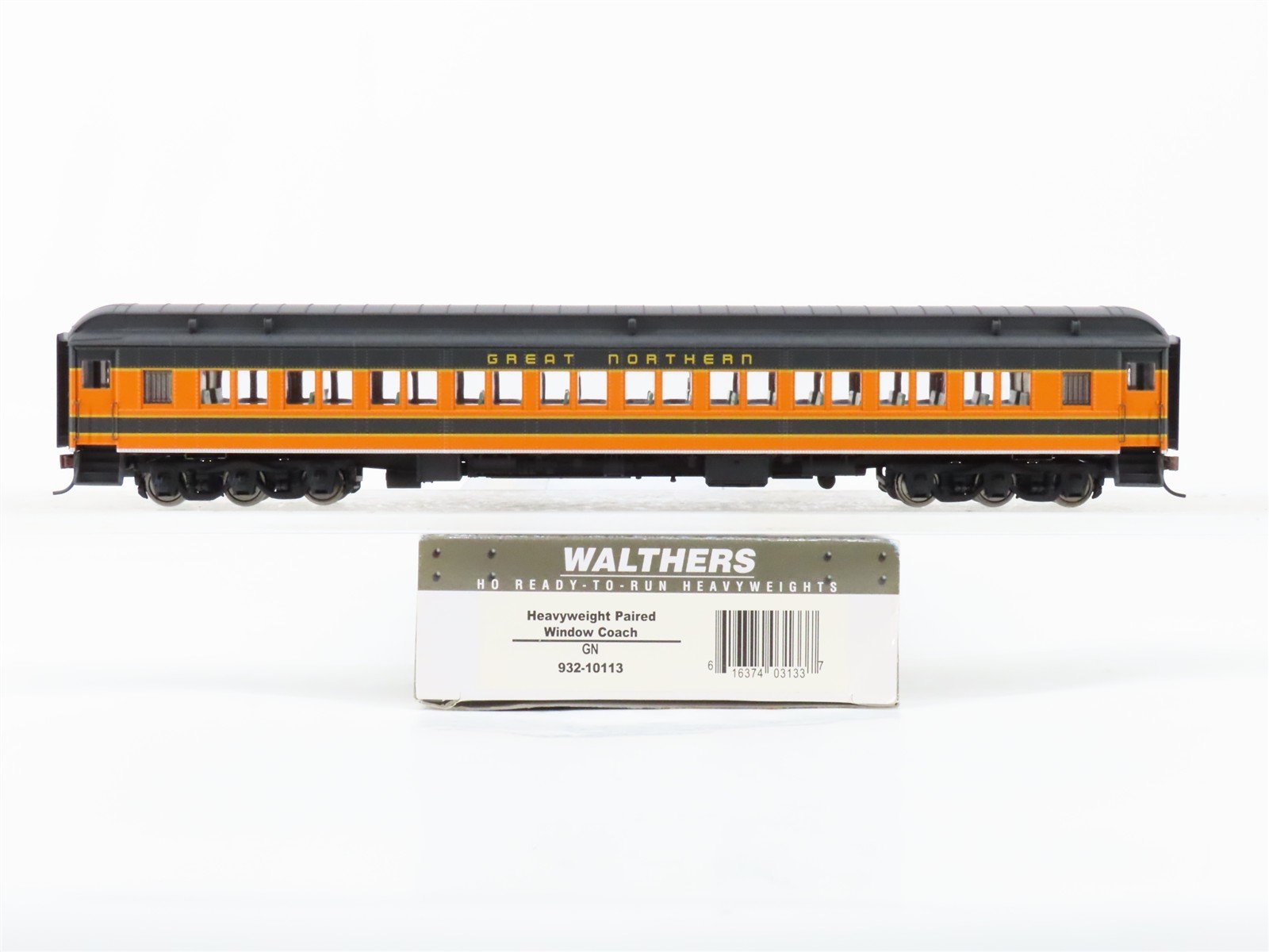 HO Scale Walthers 932-10113 GN Great Northern Paired Window Coach Passenger Car