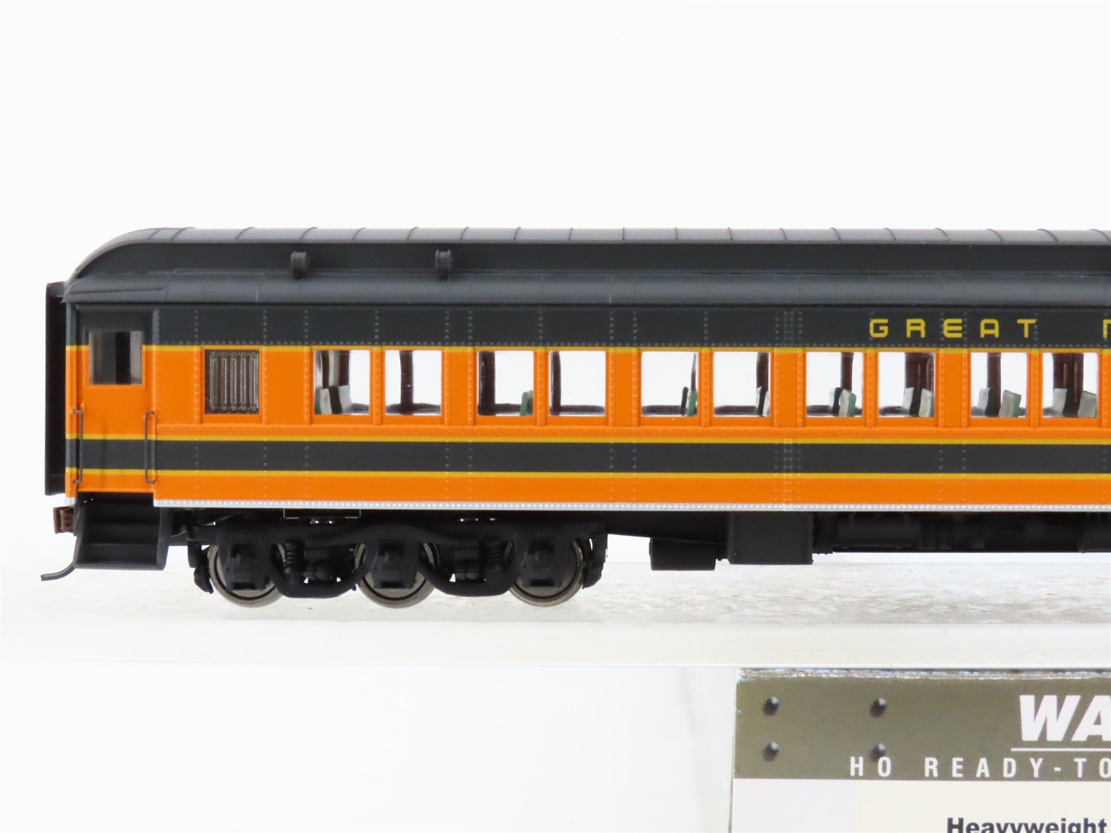 HO Scale Walthers 932-10113 GN Great Northern Paired Window Coach Passenger Car