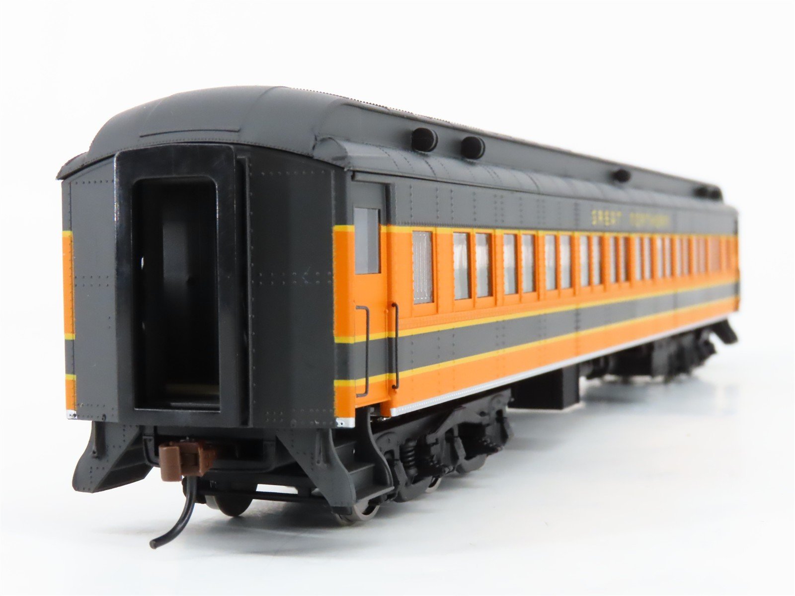 HO Scale Walthers 932-10113 GN Great Northern Paired Window Coach Passenger Car