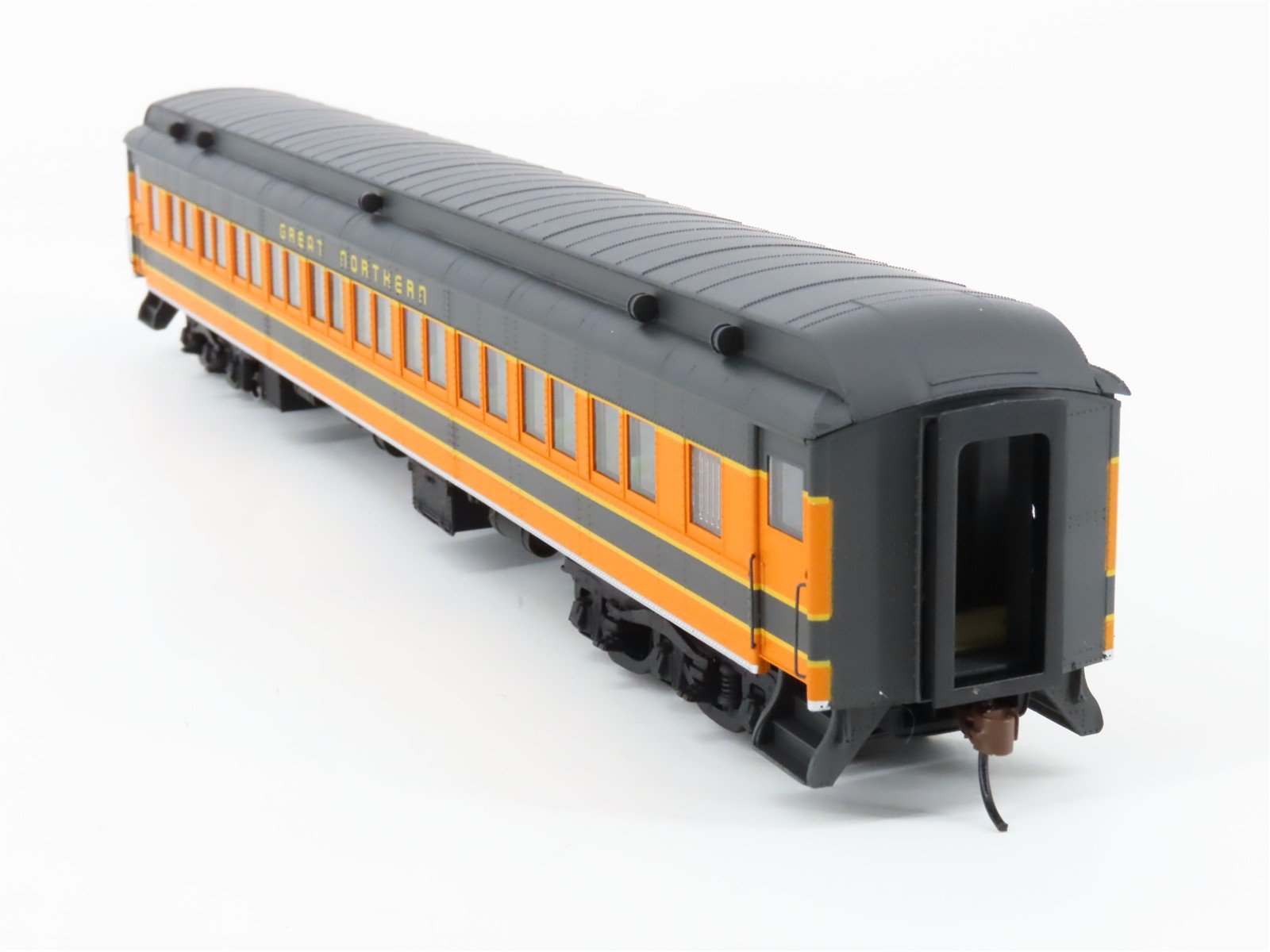 HO Scale Walthers 932-10113 GN Great Northern Paired Window Coach Passenger Car