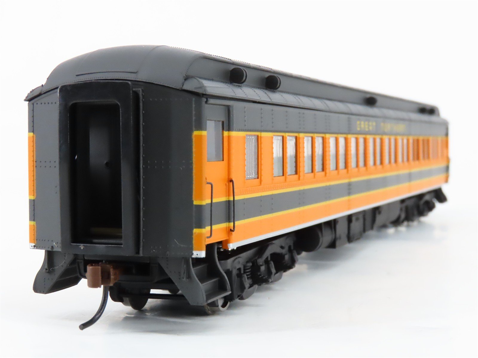 HO Scale Walthers 932-10113 GN Great Northern Paired Window Coach Passenger Car