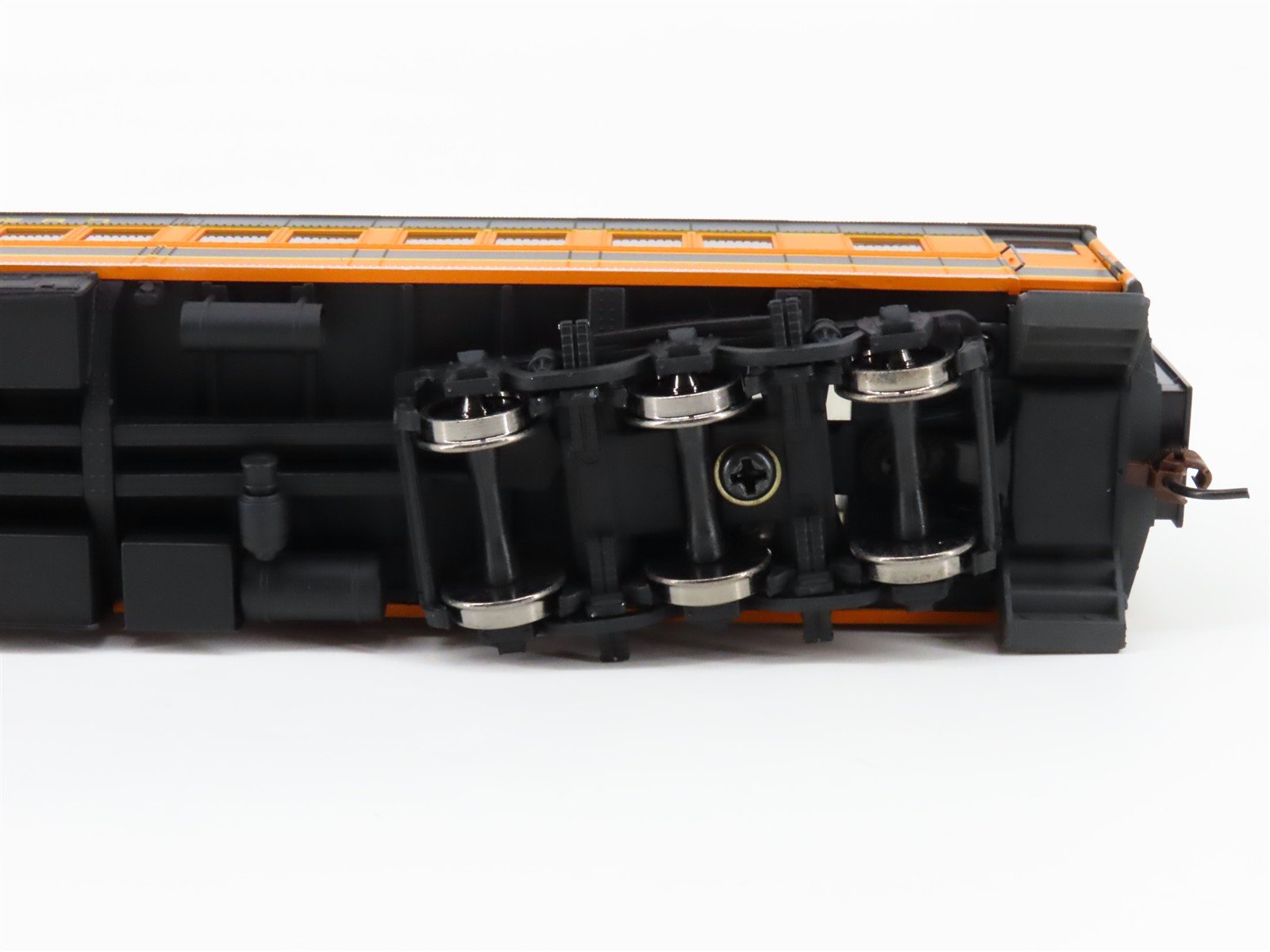 HO Scale Walthers 932-10113 GN Great Northern Paired Window Coach Passenger Car