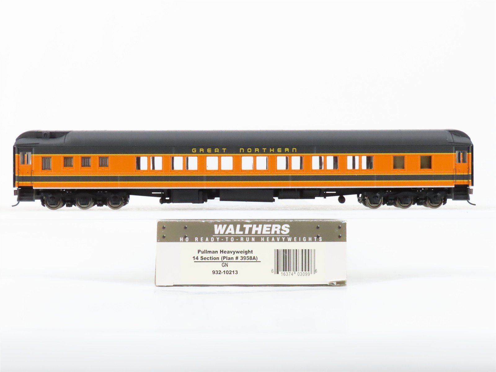 HO Walthers 932-10213 GN Great Northern Pullman 14-Section Sleeper Passenger Car