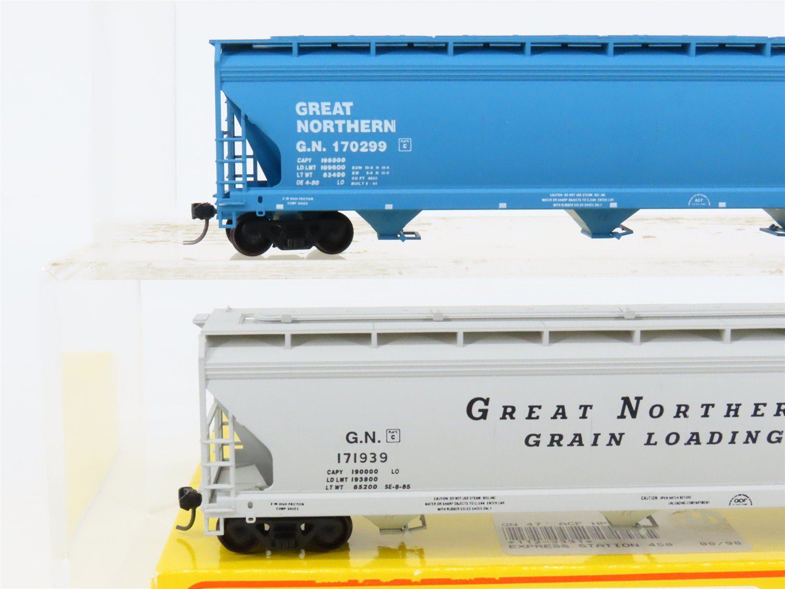 HO Scale Accurail 33311 GN Great Northern 3-Bay Covered Hoppers 3-Pack -UPGRADED
