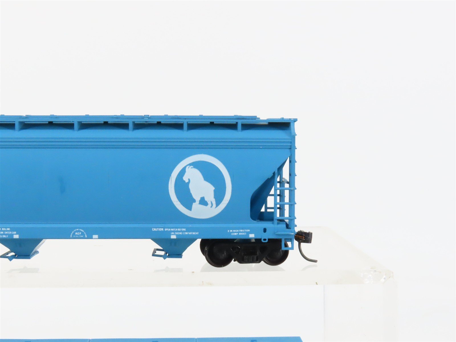 HO Scale Accurail 33311 GN Great Northern 3-Bay Covered Hoppers 3-Pack -UPGRADED
