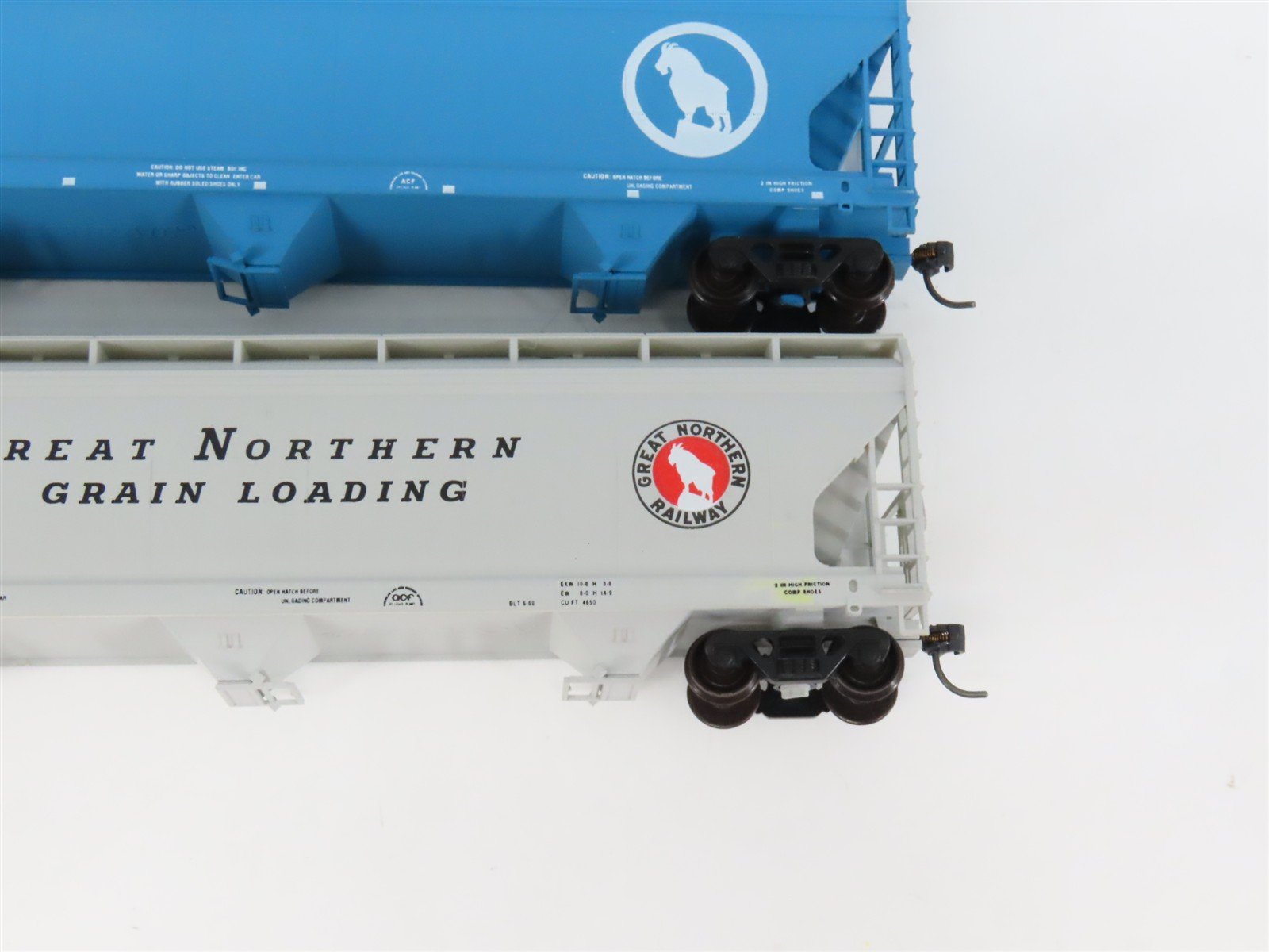 HO Scale Accurail 33311 GN Great Northern 3-Bay Covered Hoppers 3-Pack -UPGRADED