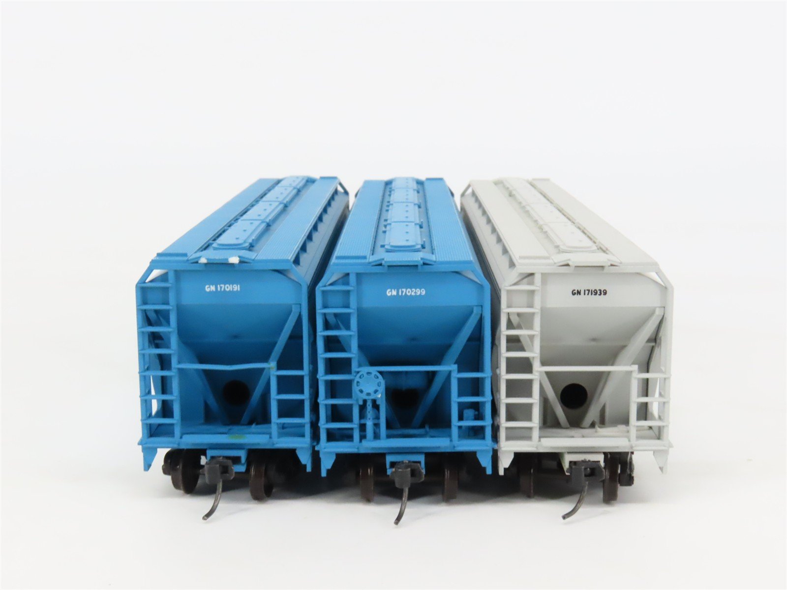HO Scale Accurail 33311 GN Great Northern 3-Bay Covered Hoppers 3-Pack -UPGRADED
