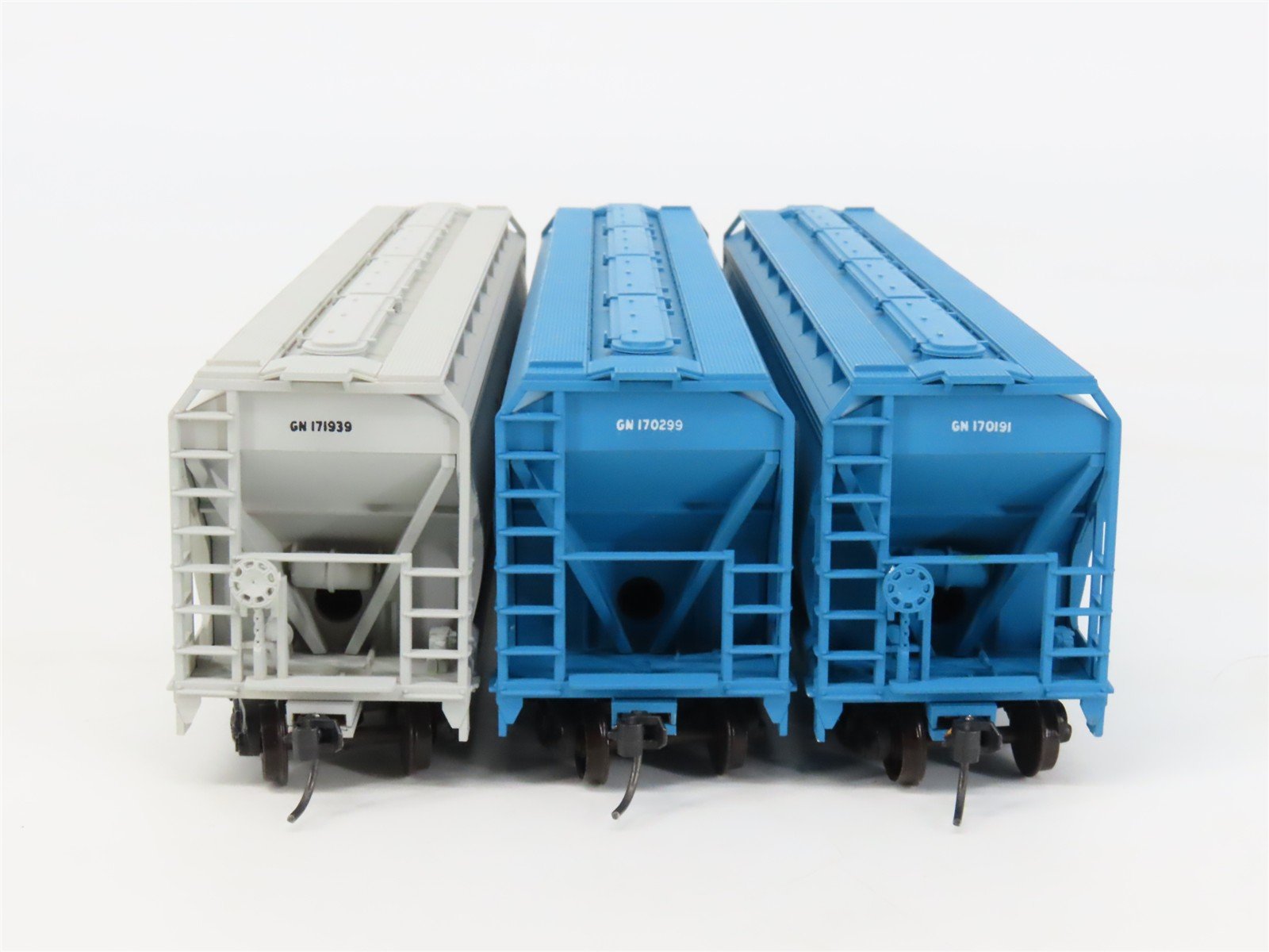 HO Scale Accurail 33311 GN Great Northern 3-Bay Covered Hoppers 3-Pack -UPGRADED