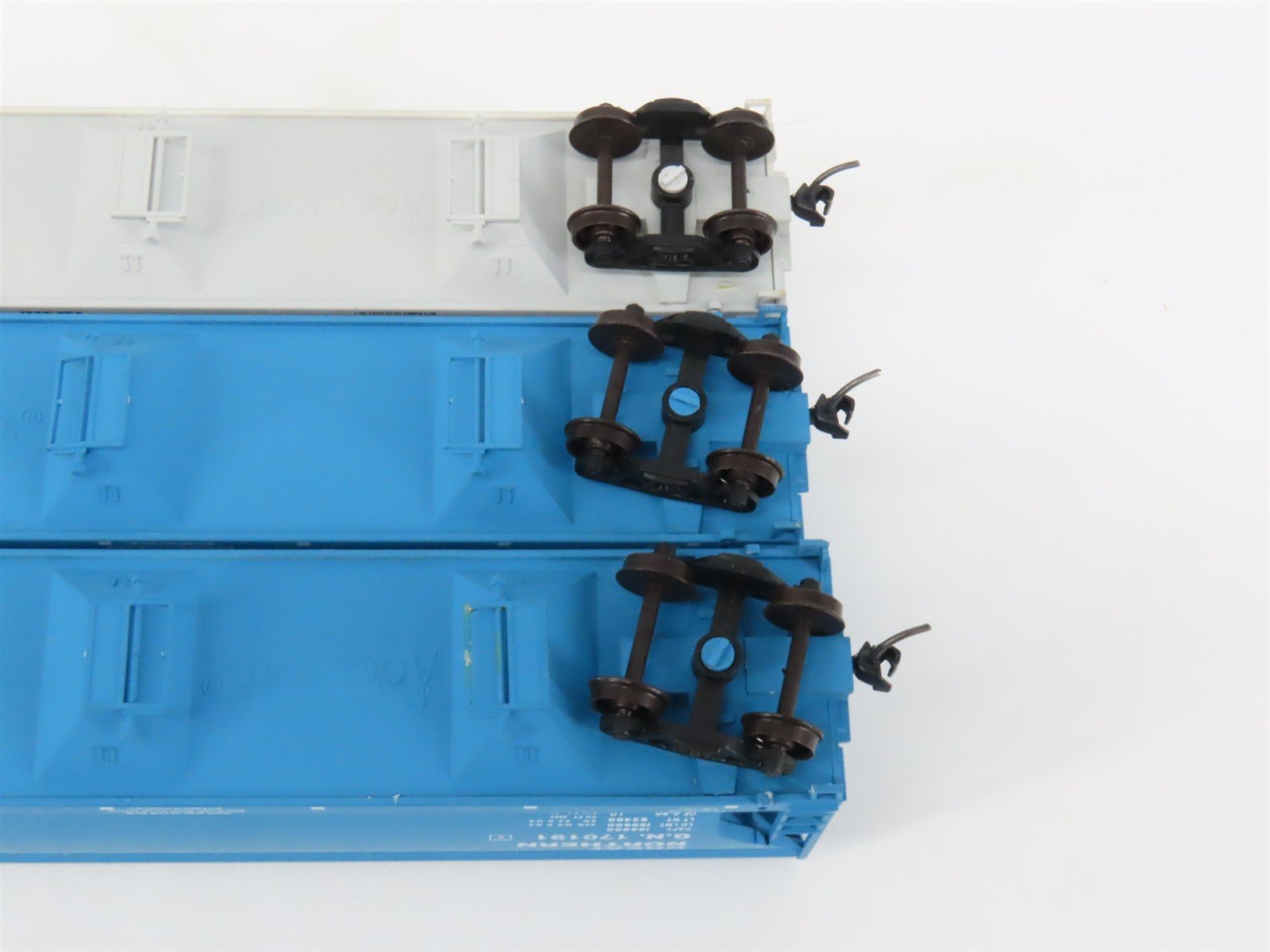 HO Scale Accurail 33311 GN Great Northern 3-Bay Covered Hoppers 3-Pack -UPGRADED