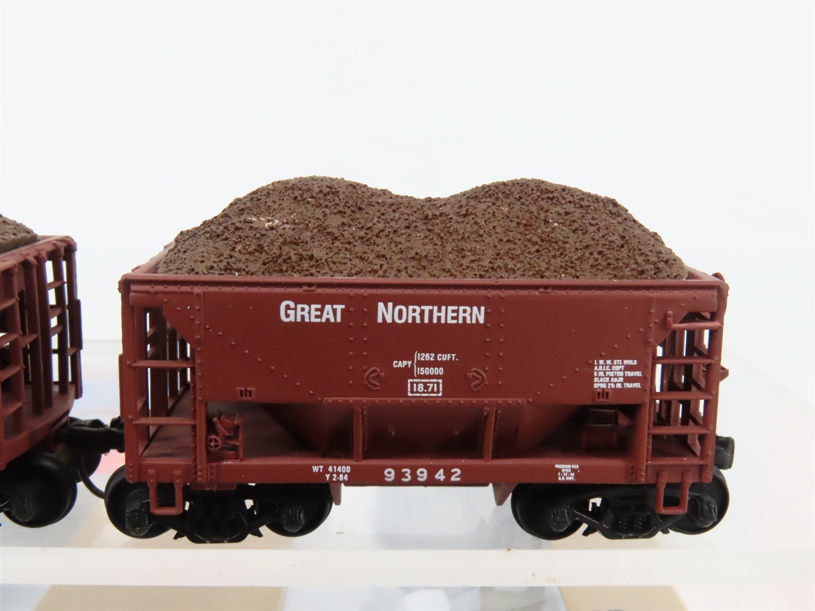 HO Scale Walthers 932-4402 GN Great Northern Ore Cars 4-Pack w/ Custom Load