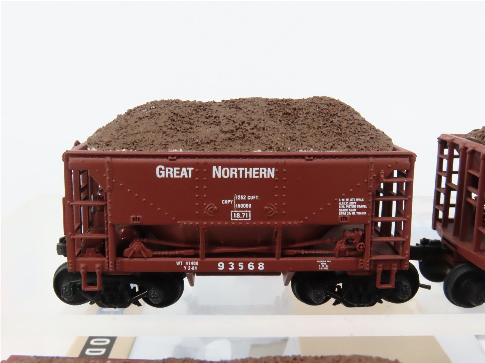 HO Scale Walthers 932-4402 GN Great Northern Ore Cars 4-Pack w/ Custom Load